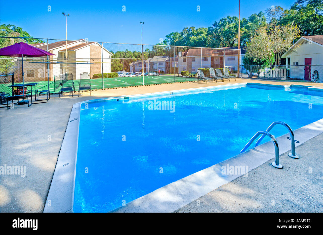 Das Schwimmbad im Four Seasons Apartments ist dargestellt in Mobile, Alabama. Der Apartment Komplex ist von Sealy Verwaltungsgesellschaft verwaltet. Stockfoto