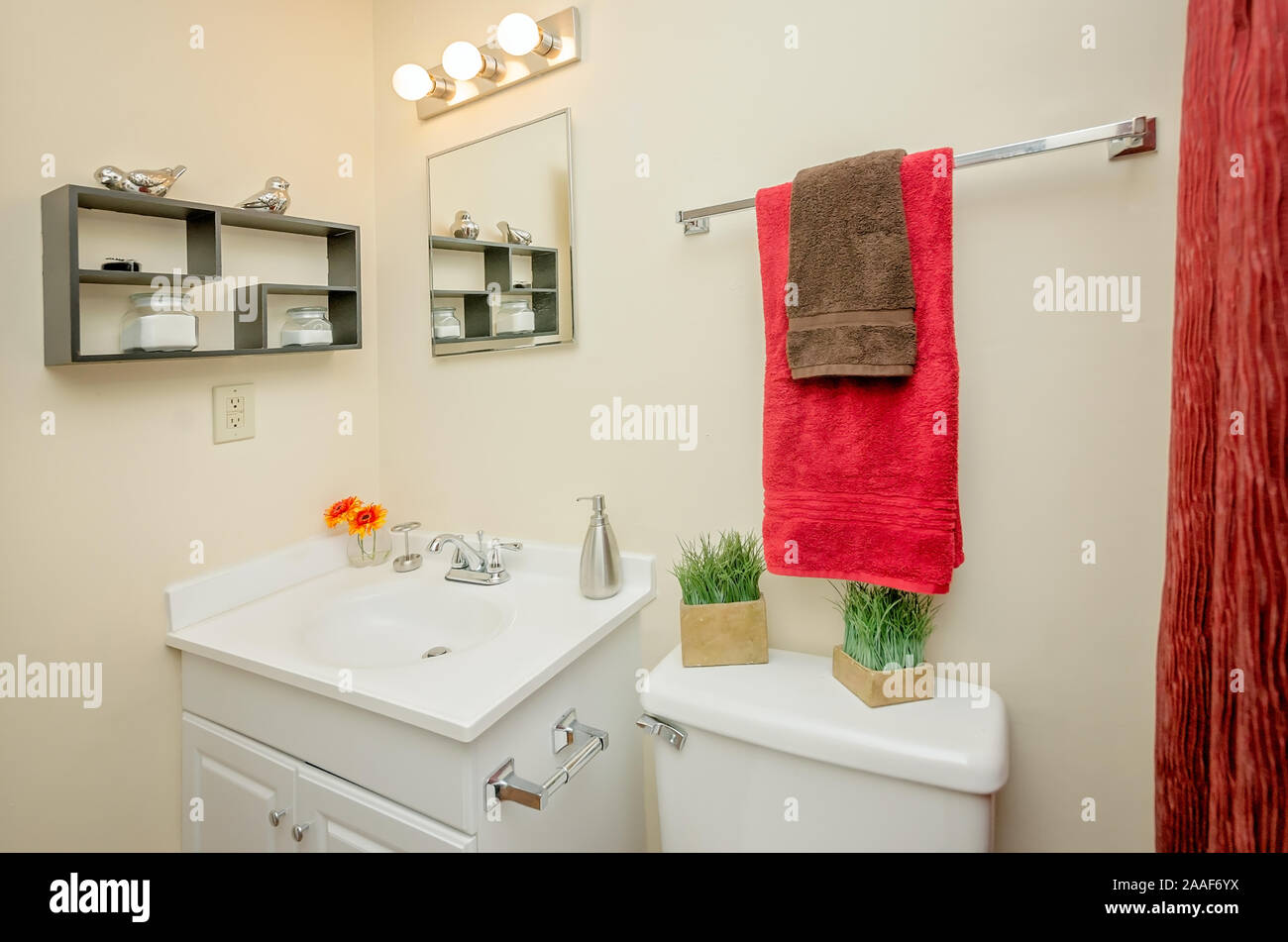 Das Badezimmer ist dargestellt im Four Seasons Apartments in Mobile, Alabama. Der Apartmentkomplex ist im Besitz von Sealy Management Unternehmen betrieben. Stockfoto