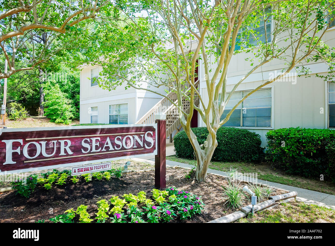 Ein eingangsschild steht außerhalb Four Seasons Apartments in Mobile, Alabama. Der Apartment Komplex ist von Sealy Verwaltungsgesellschaft verwaltet. Stockfoto