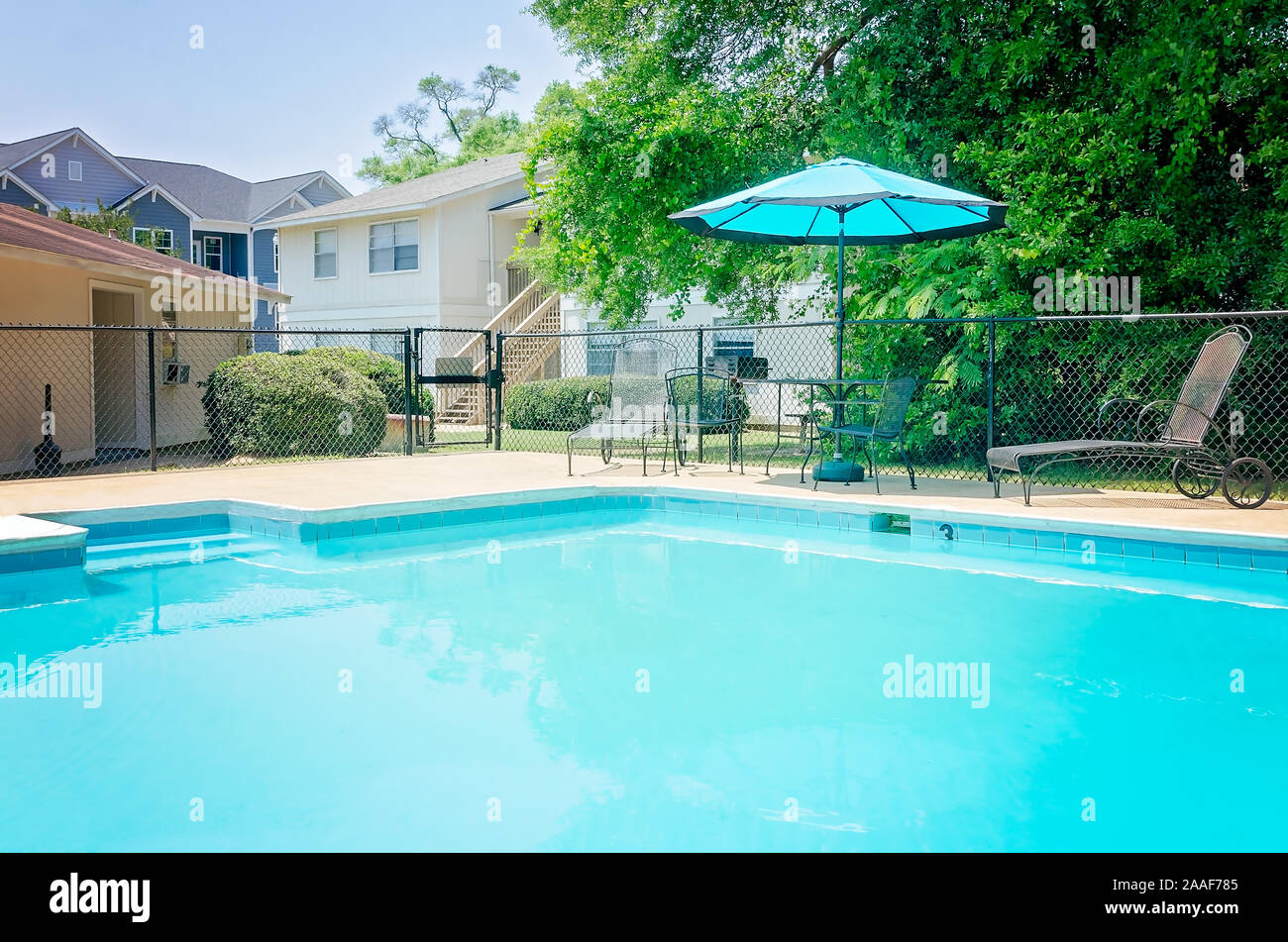 Das Schwimmbad im Four Seasons Apartments ist dargestellt in Mobile, Alabama. Der Apartment Komplex ist von Sealy Verwaltungsgesellschaft verwaltet. Stockfoto