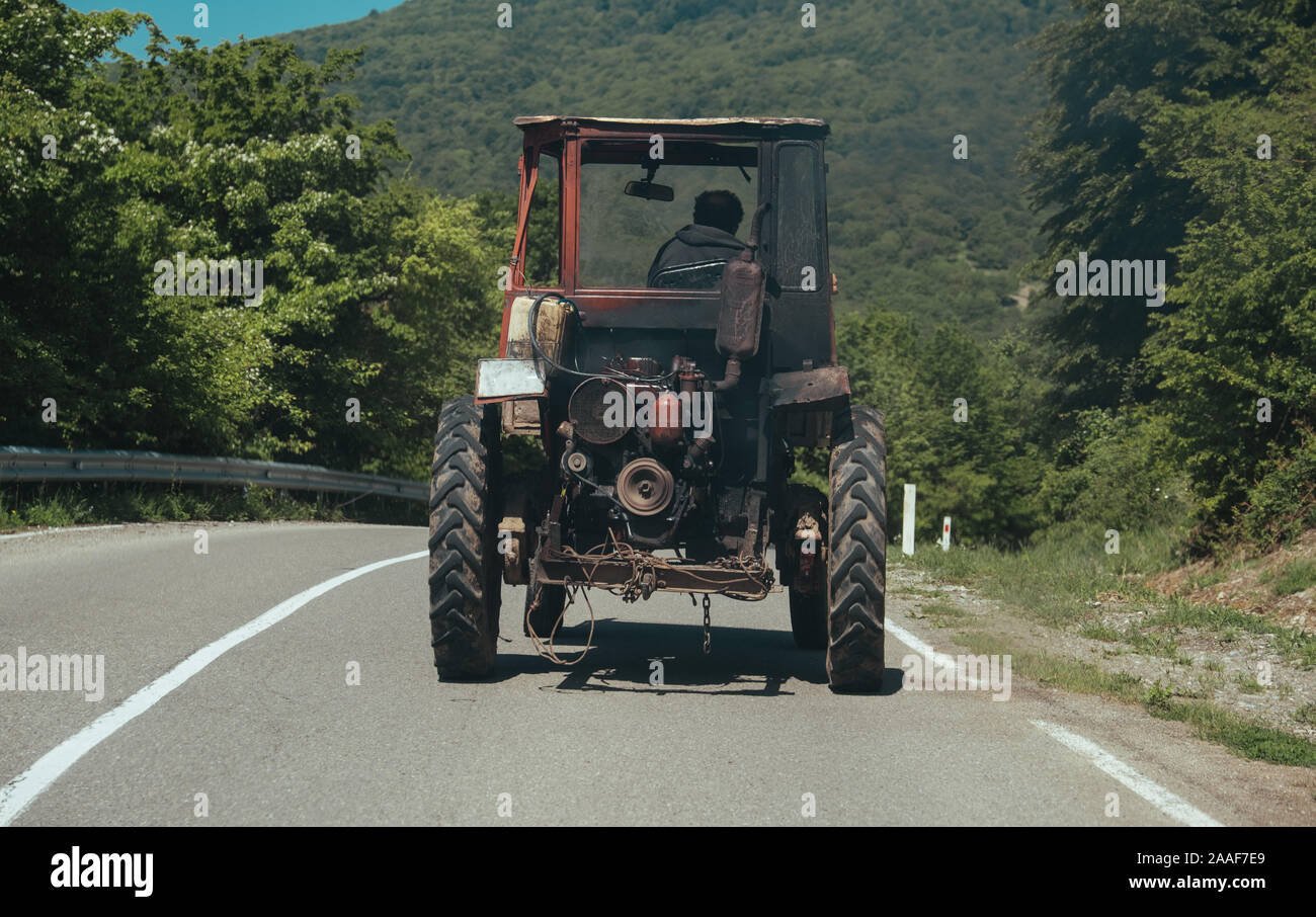 Alten Traktor auf der Straße in der georgischen Berge Stockfoto