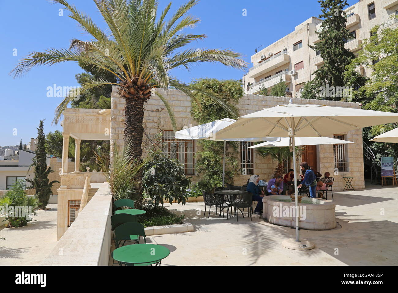 Café, Darat Al Funun zeitgenössische Kunst, Nadeem al Mallah Street, Jabal al Weibdeh, Amman, Jordanien, Naher Osten Stockfoto