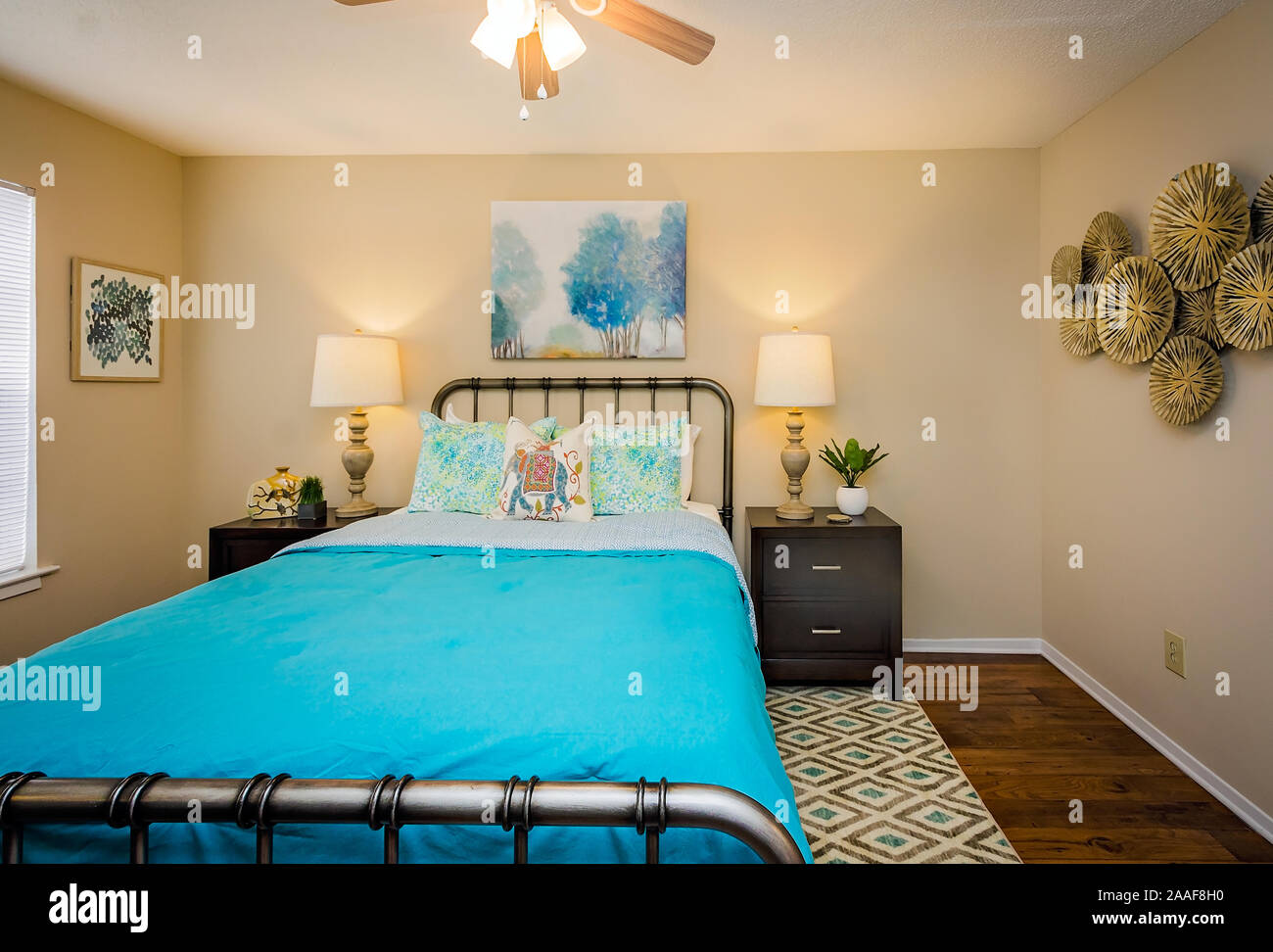 Eine möblierte Schlafzimmer ist auf Robinwood Apartments in Mobile, Alabama. Stockfoto