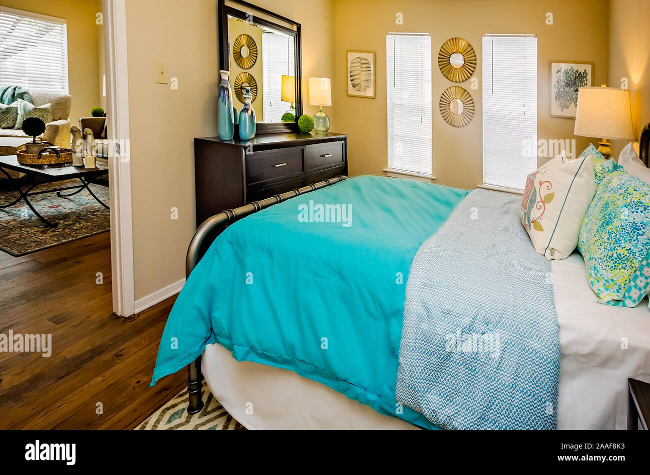 Eine möblierte Schlafzimmer ist auf Robinwood Apartments in Mobile, Alabama. Stockfoto