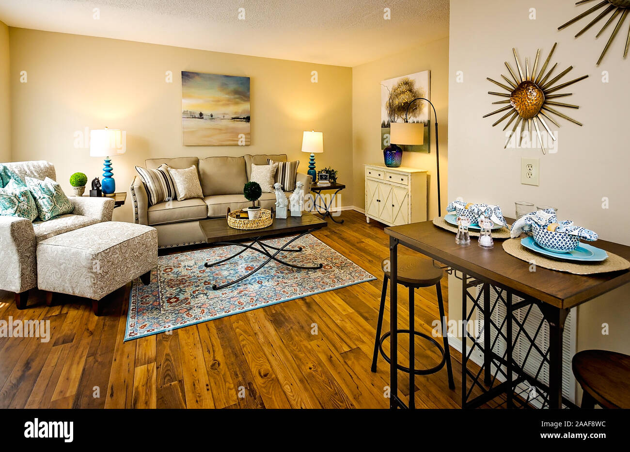 Einen offenen Grundriss verfügt über ein Wohnzimmer und Wohnküche in Robinwood Apartments in Mobile, Alabama. Stockfoto