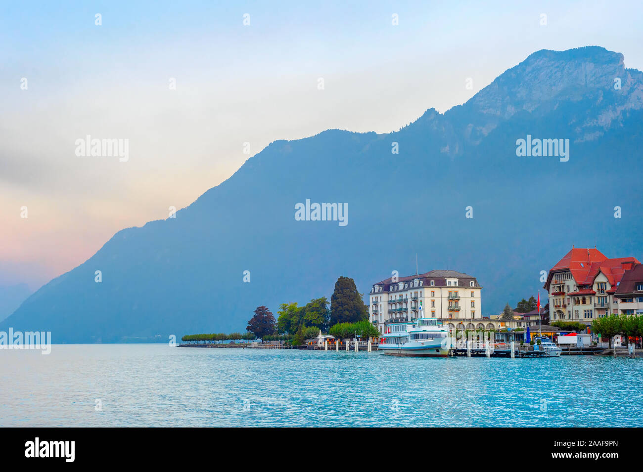 Sunrise Landschaft mit Resort Damm am Bergsee, angelegte touristischen Boote, Österreich Stockfoto
