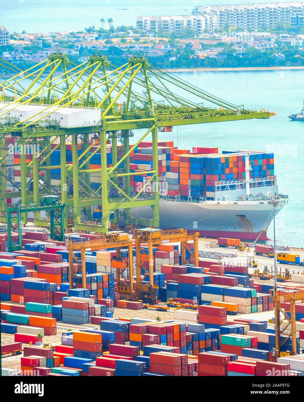 Internationalen Hafen von Singapur, Schiffe, bunten Frachtcontainern, Fracht Krane Stockfoto