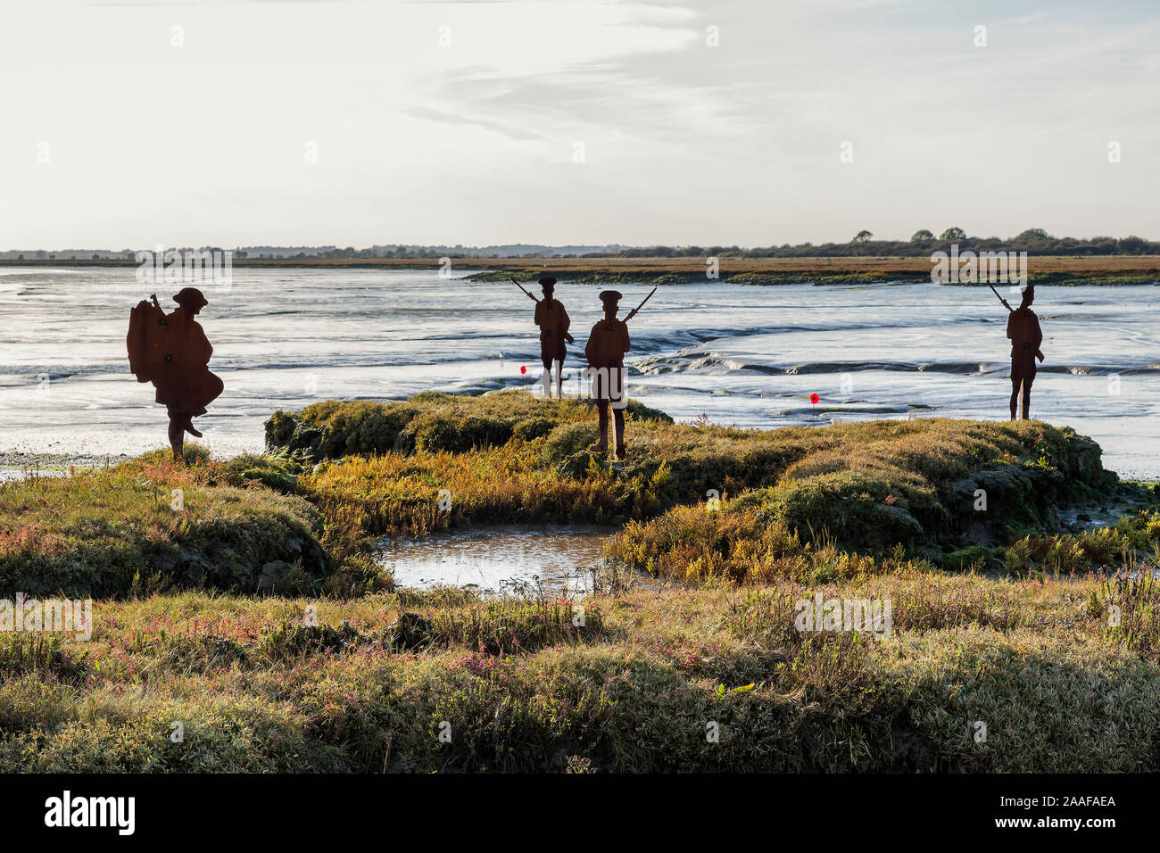 Silhouetten von Metall WW1 Soldaten Blick über die Landschaft. Mohnblumen an ihren Füßen. Eine Erinnerung Hommage an die Männer, die ihr Leben in WW1 verloren. Stockfoto