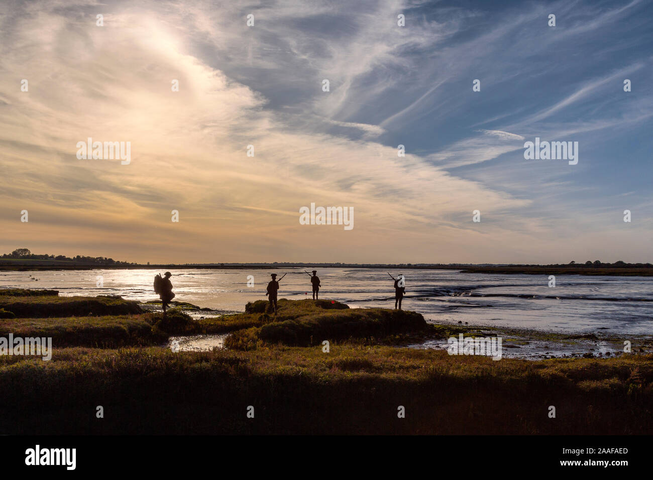 Silhouetten von Metall WW1 Soldaten aus auf den Horizont schauen. Mohnblumen an ihren Füßen. Eine rührende Hommage an die Männer, die ihr Leben in WW1 verloren. Stockfoto