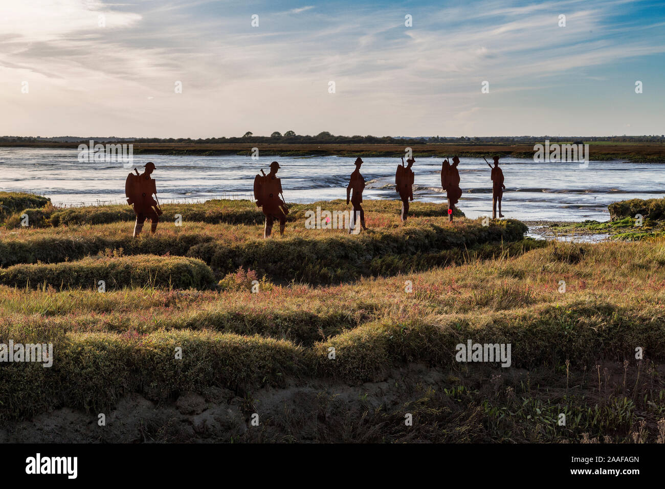 Silhouetten von Metall WW1 Soldaten März über der Landschaft. Mohnblumen an ihren Füßen. Eine rührende Hommage an die Männer, die ihr Leben in WW1 verloren. Stockfoto