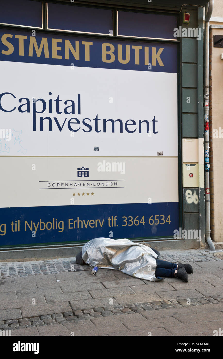 Ein obdachloser Mann schlafen auf der Straße in Kopenhagen, Dänemark Stockfoto