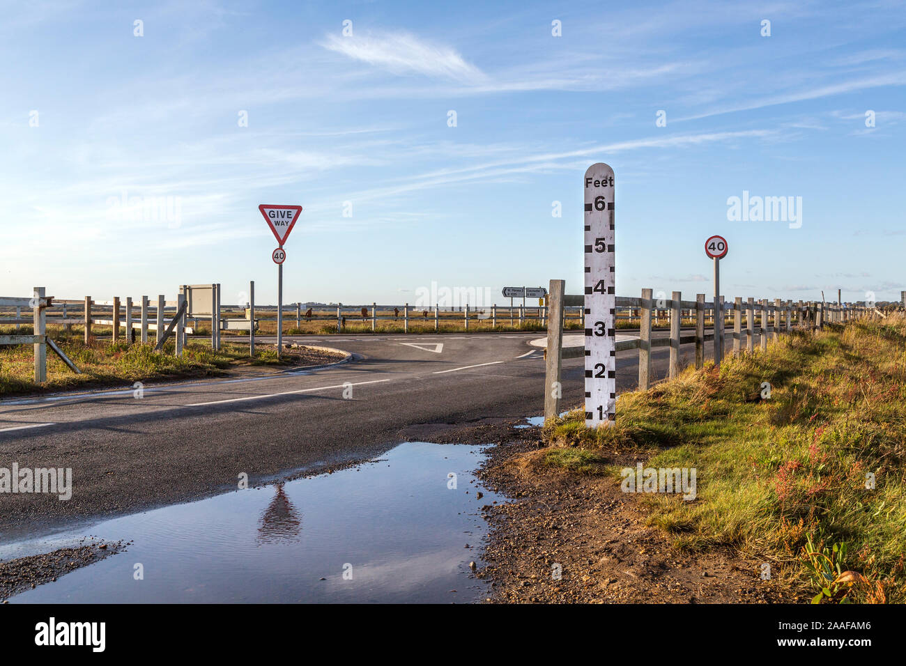 Der Causeway auf mersea Island bekannt als Strood wird durch Meerwasser zweimal täglich behandelt. Im Vordergrund ein tiefenmarkierung gesehen werden kann. Stockfoto