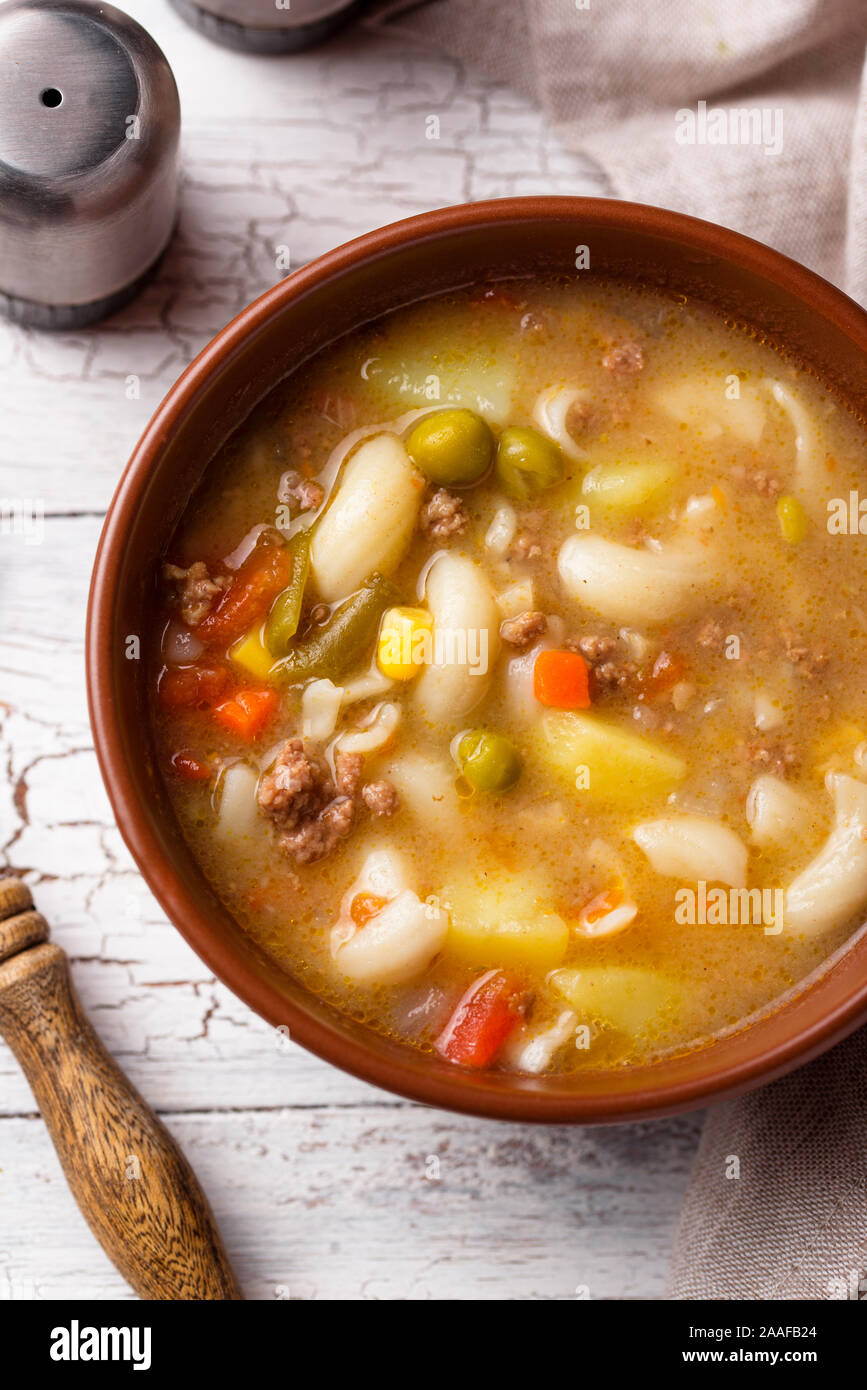 Suppe mit Gemüse- und Hackfleisch/Faschiertem Stockfoto