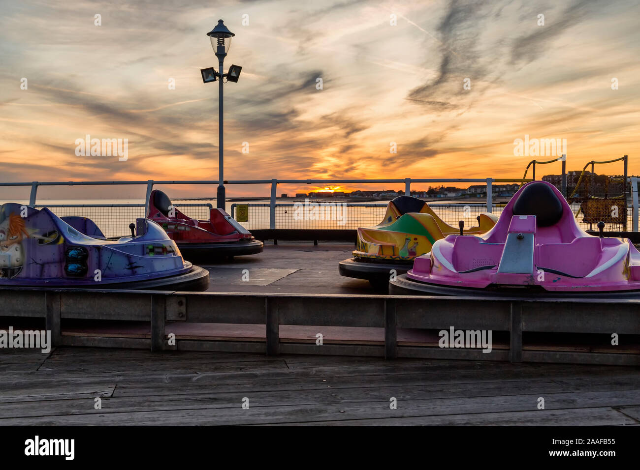 Autoscooter ruht auf einem Pier, wie die Sonne untergeht. Konzepte für eine Pause und entspannen oder vielleicht von allein, Vernachlässigung oder Aufgabe. Stockfoto