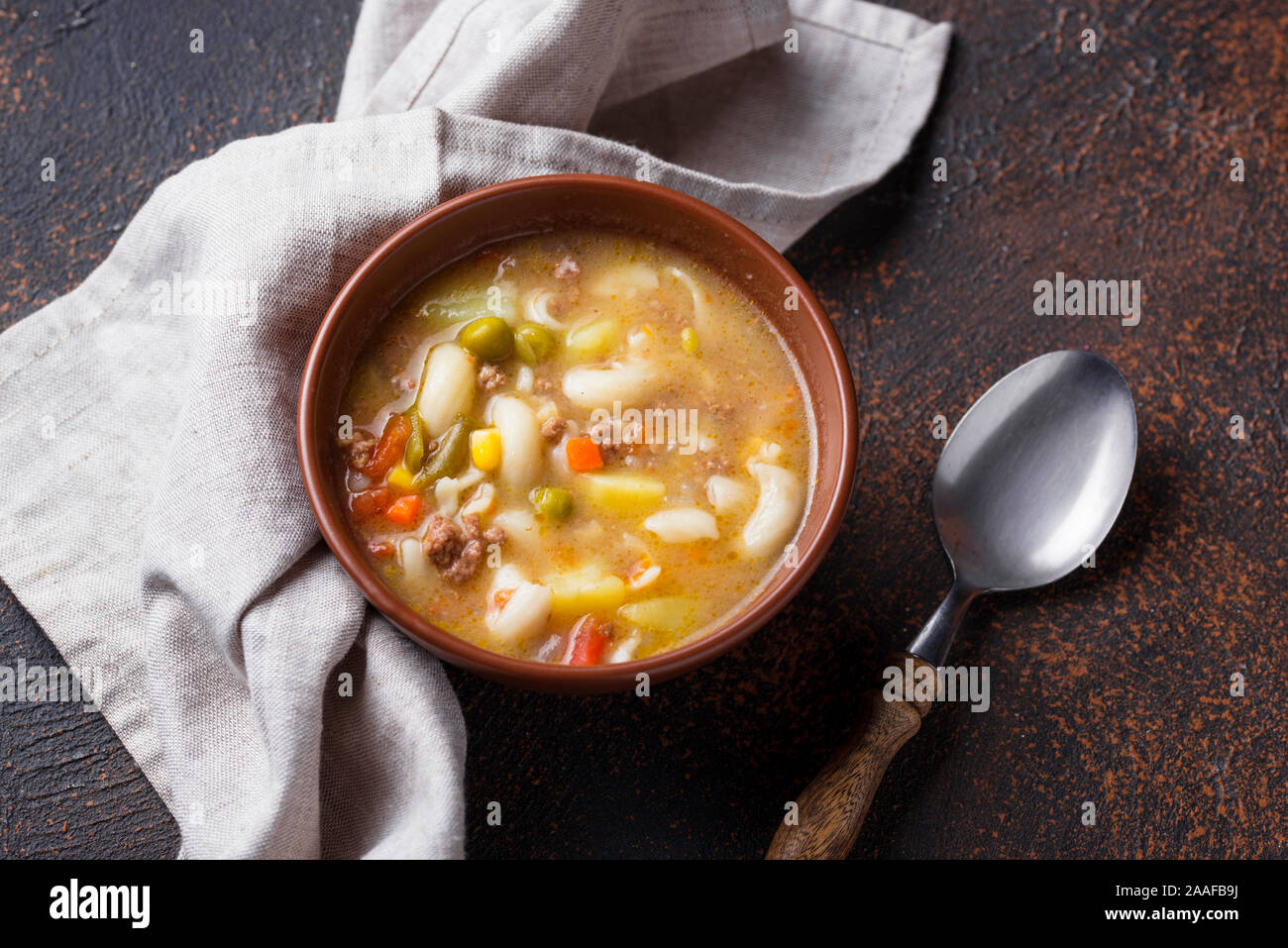 Suppe mit Gemüse- und Hackfleisch/Faschiertem Stockfoto