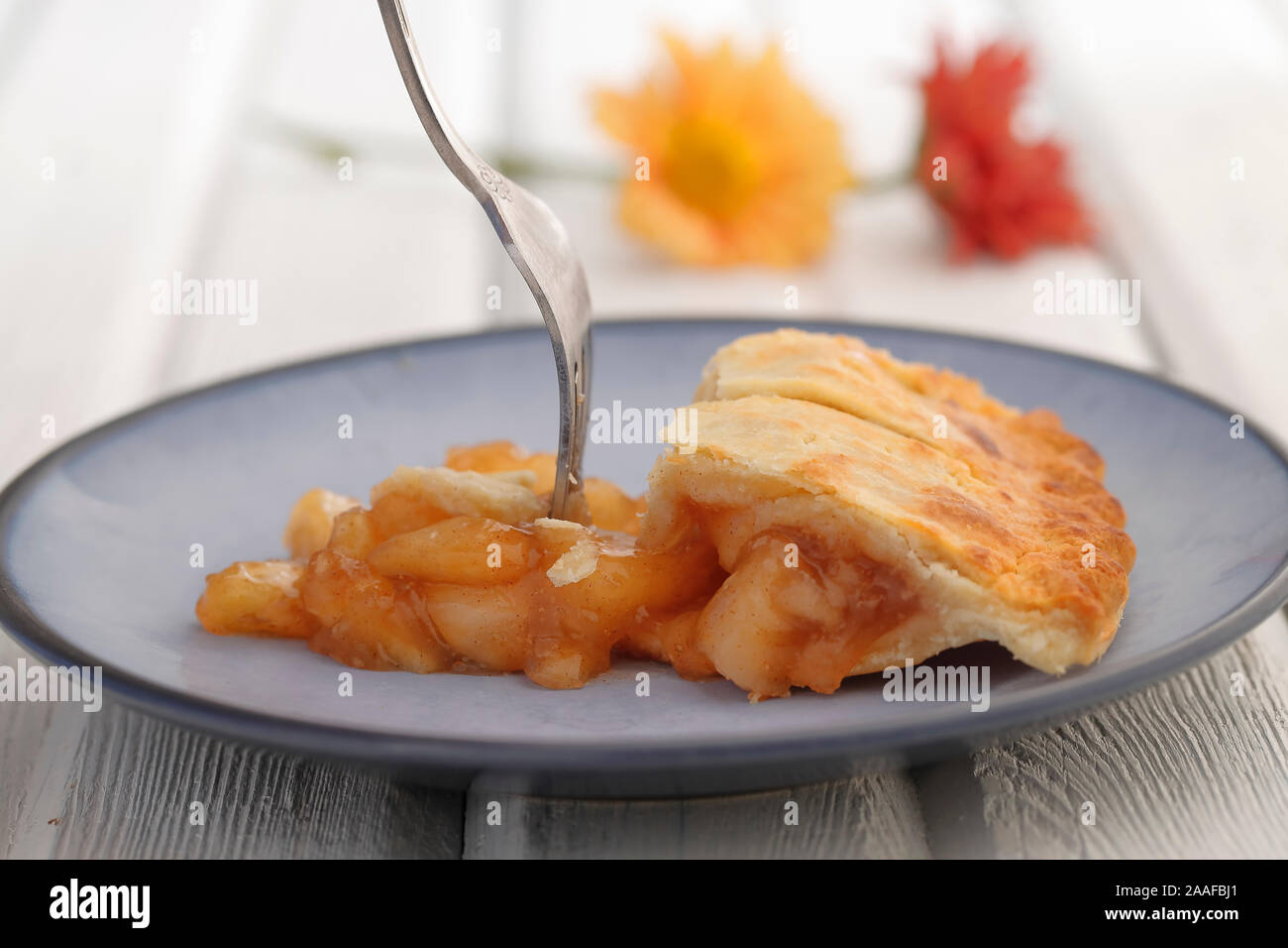 Eine Nahaufnahme Foto mit einer Gabel einige der Apple Pie zu erhalten. Stockfoto