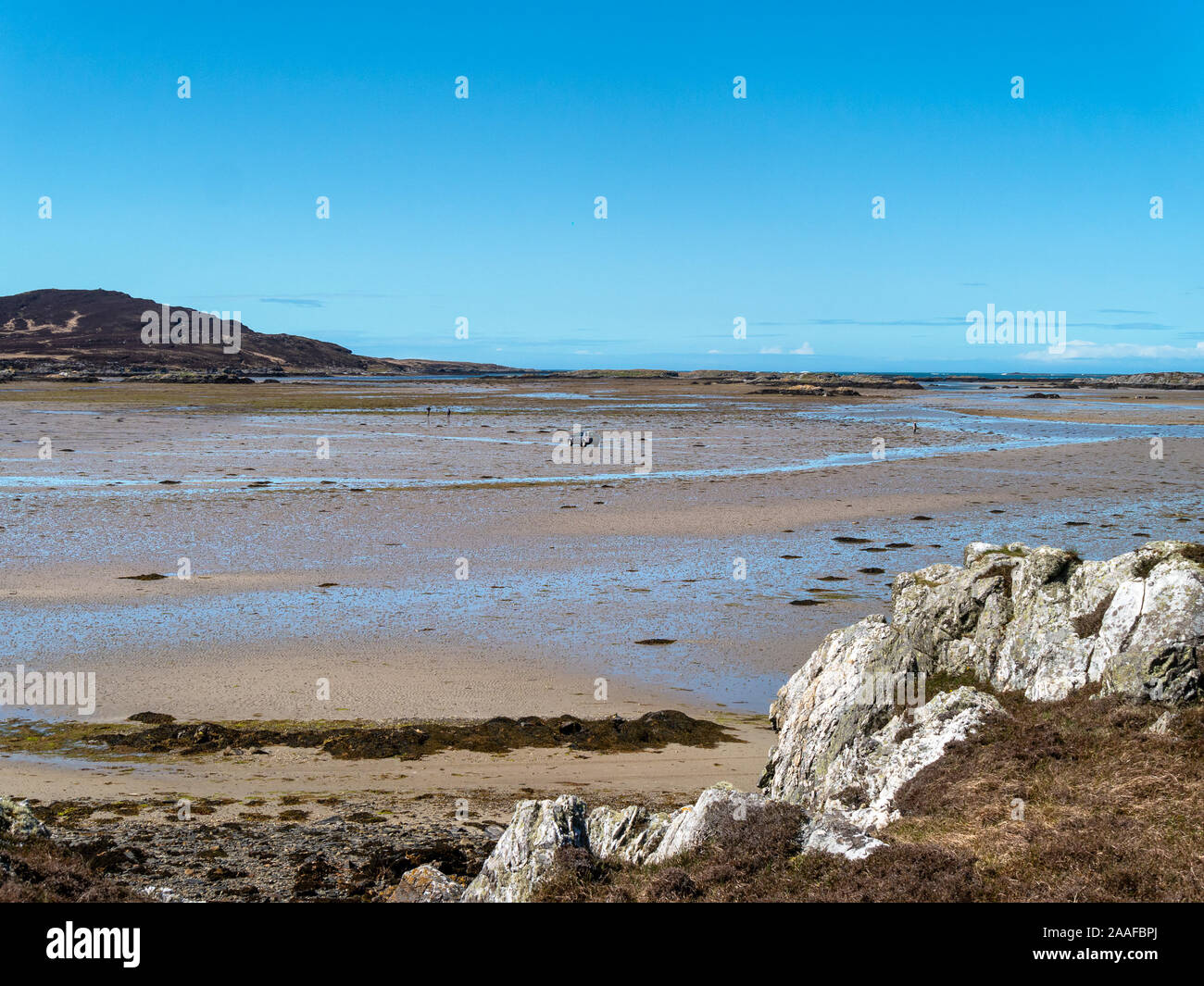 4x4-Fahrzeug über den Strand bei Ebbe von der Insel Colonsay auf die Gezeiten Insel Oronsay, Schottland, Großbritannien Stockfoto