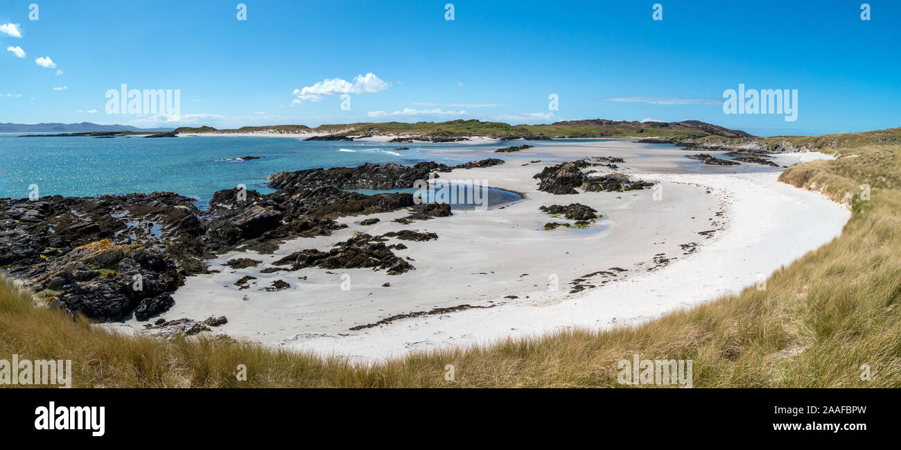 Schönen abgelegenen, einsamen, feinsandigen Strand in der Nähe der Strand auf der Insel Colonsay mit den Gezeiten- Insel in der Ferne Oronsay, Schottland, Großbritannien Stockfoto