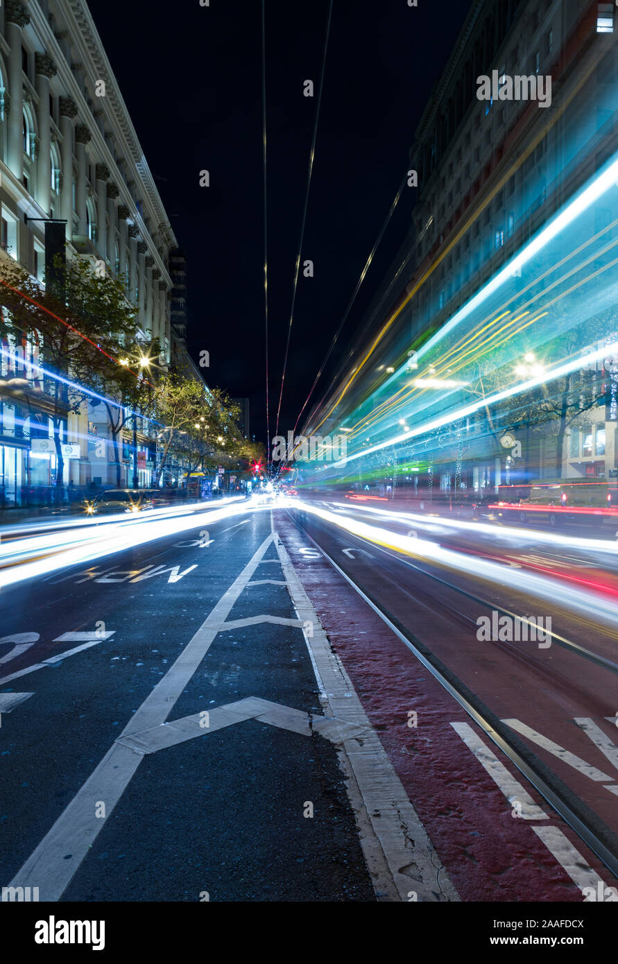 Lichter Spuren auf den Straßen der USA Stockfoto