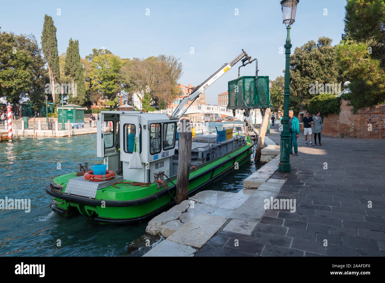 Garbage Collector Boot in Venedig, Italien Stockfoto