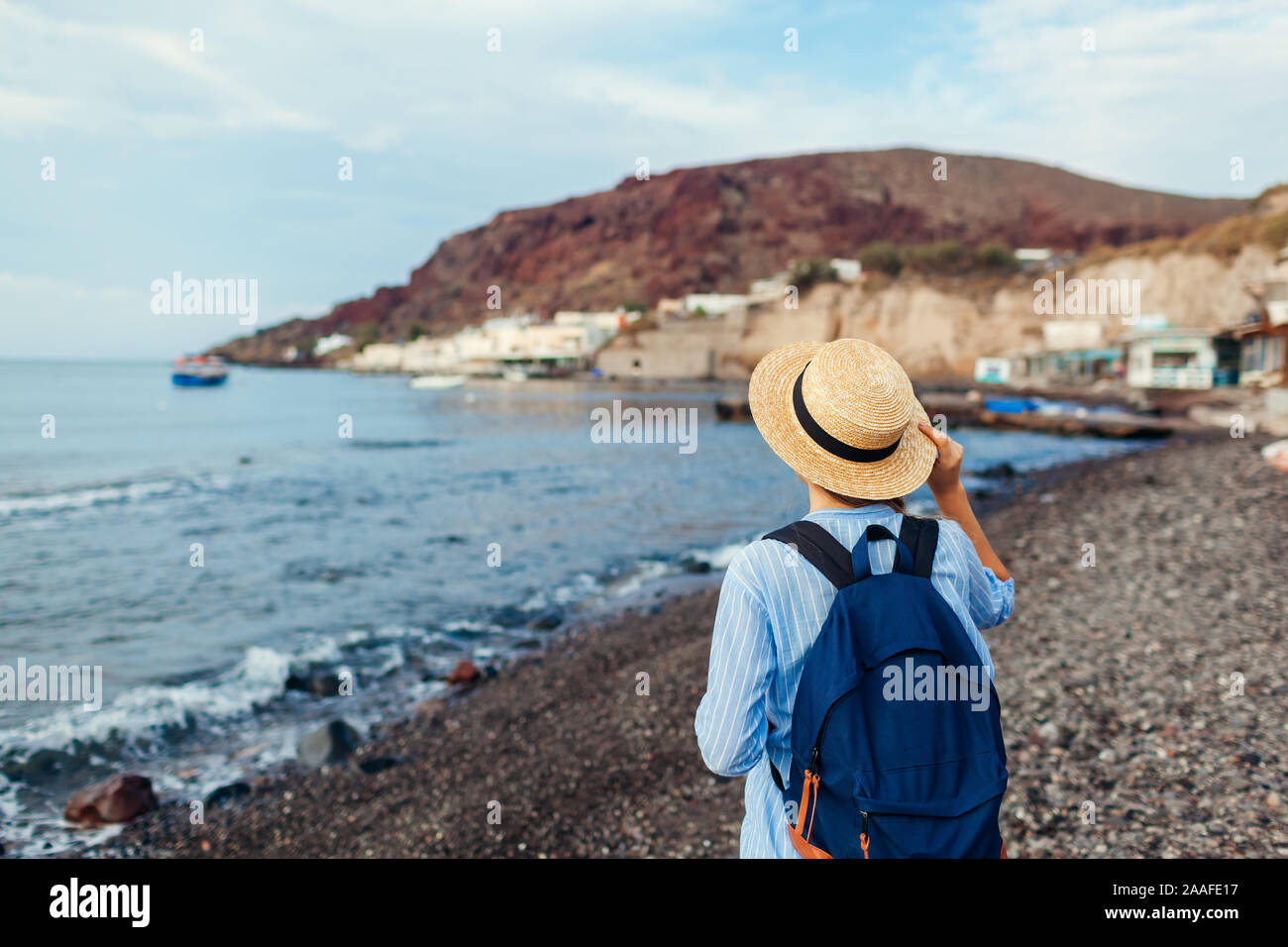 Frau Reisenden zu Fuß auf Vlychada in Akrotiri auf der Insel Santorin, Griechenland. Touristen bewundern Meer Landschaft Stockfoto
