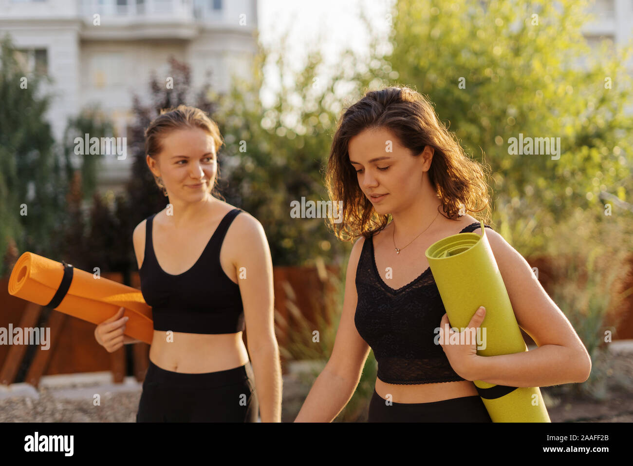 Zwei junge schöne Frauen in Sportkleidung, Sport Training, Gymnastik, Yoga. Gesund Sport Lifestyle Konzept. Frauen Freundschaft Stockfoto