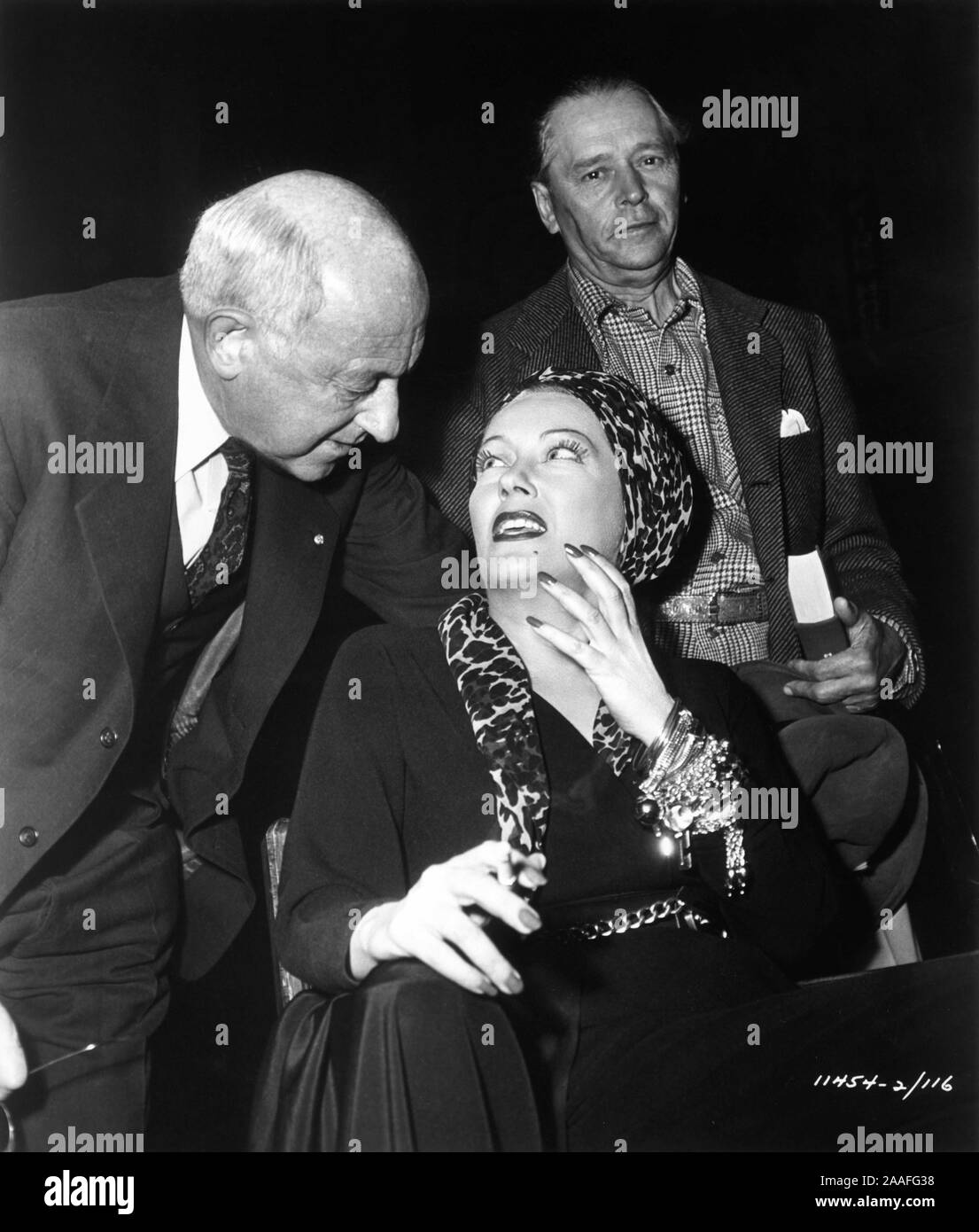 CECIL B DeMILLE spielen sich selbst und GLORIA SWANSON als Norma Desmond  auf offener Dreharbeiten Sunset Boulevard 1950 Regisseur Billy Wilder  Schriftsteller Charles Brackett Billy Wilder und D. M. MARSHMAN Jr. Kostüme