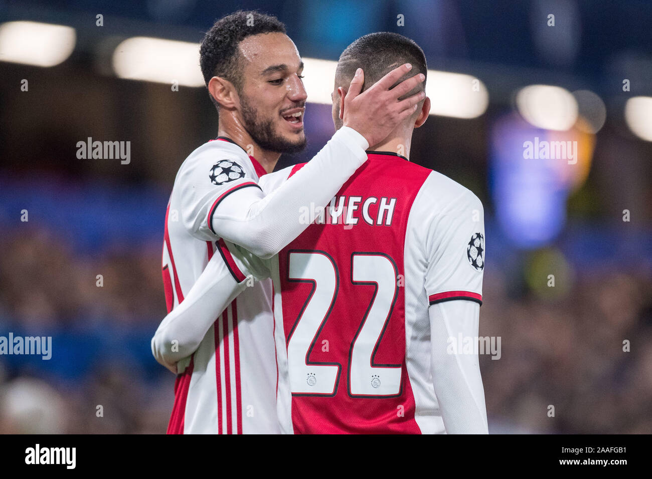 LONDON, ENGLAND - 05. NOVEMBER: Ziyech Hakim der A.F.C. Ajax-Feiern nach dem Scoring Ziel während der UEFA Champions League Gruppe H Match zwischen Chelsea Stockfoto