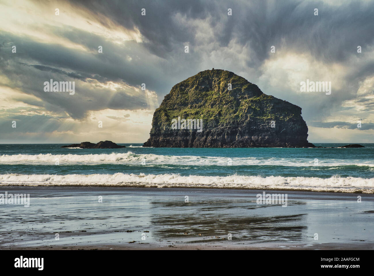 Trebarwith Strand und Gull rock, Cornwall, England mit dramatischen Himmel Stockfoto