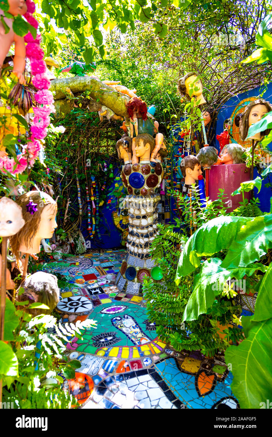 Garten mit Puppenköpfen und Mosaik im House of Dreams, London, Großbritannien Stockfoto