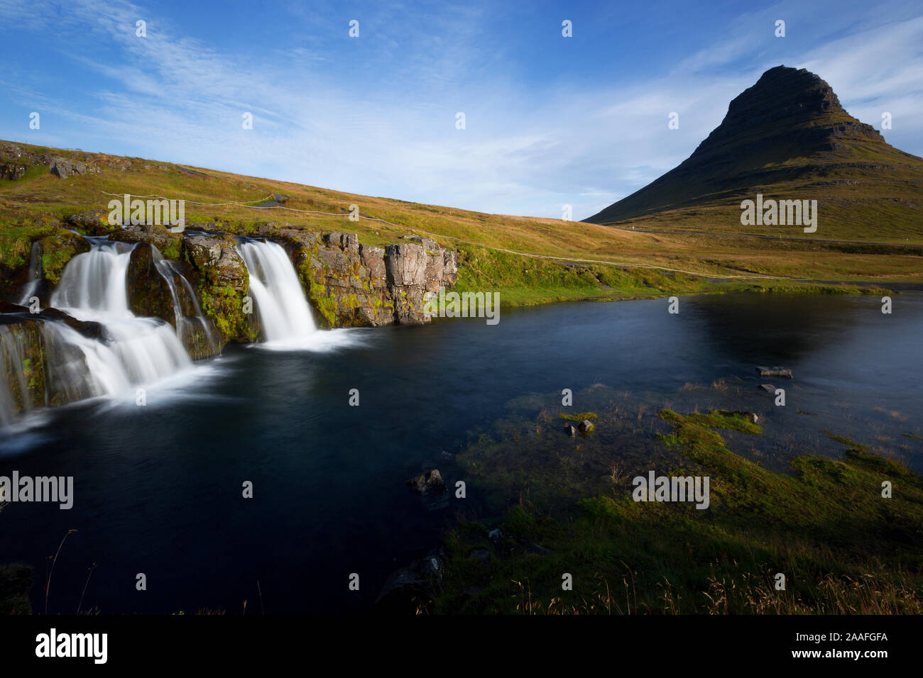 Kirkjufellsa kirkjufellsfoss Wasserfall auf dem Fluss im Hintergrund Mount Kirkjufell im Norden der Halbinsel Snaefellsnes im Westen Islands entfernt Stockfoto