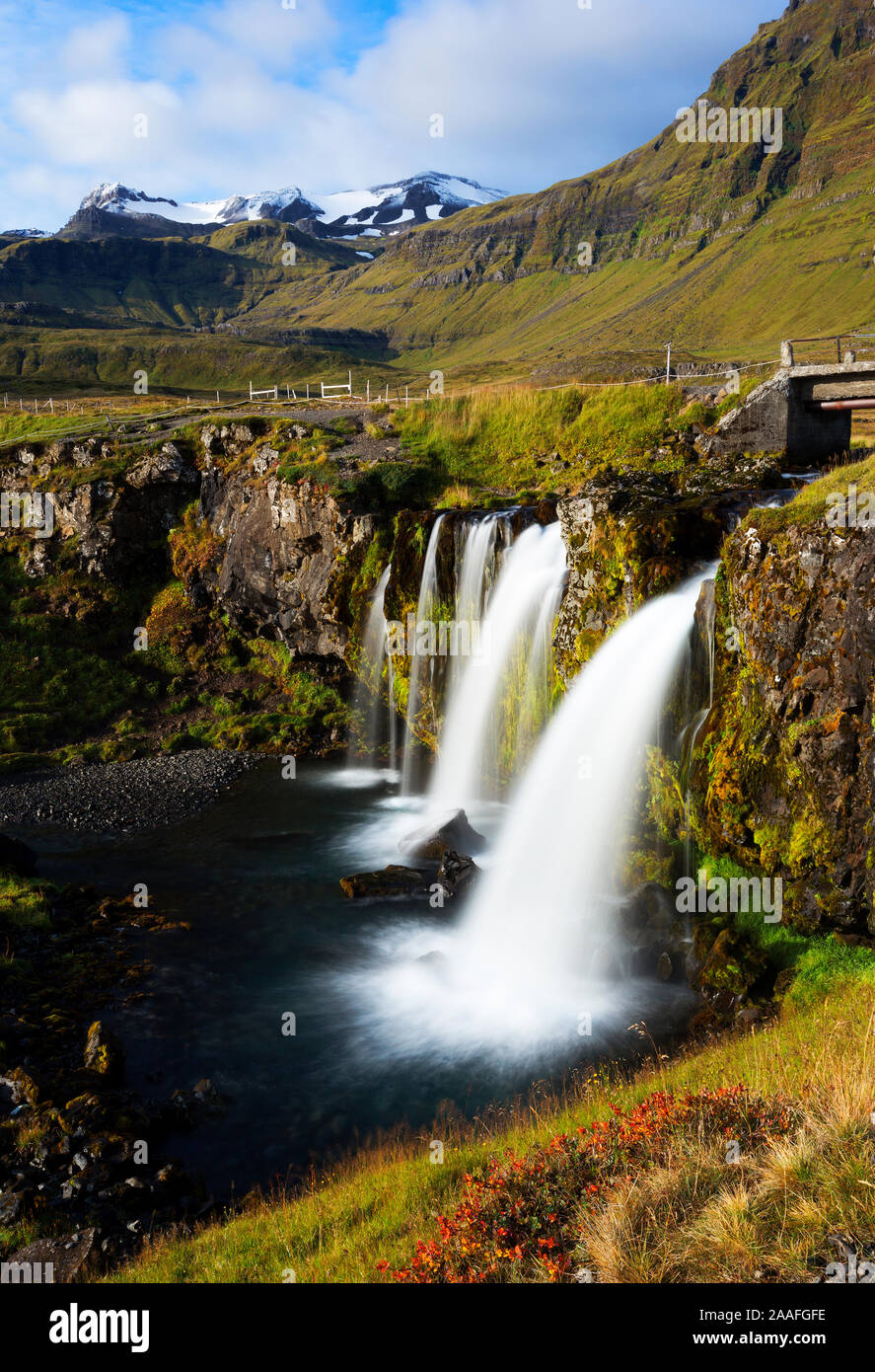 Wasserfall Der Wasserfall Kirkjufellsfoss mit Gletscher im Hintergrund, im Westen auf der Halbinsel Snaefellsnes, Island Stockfoto