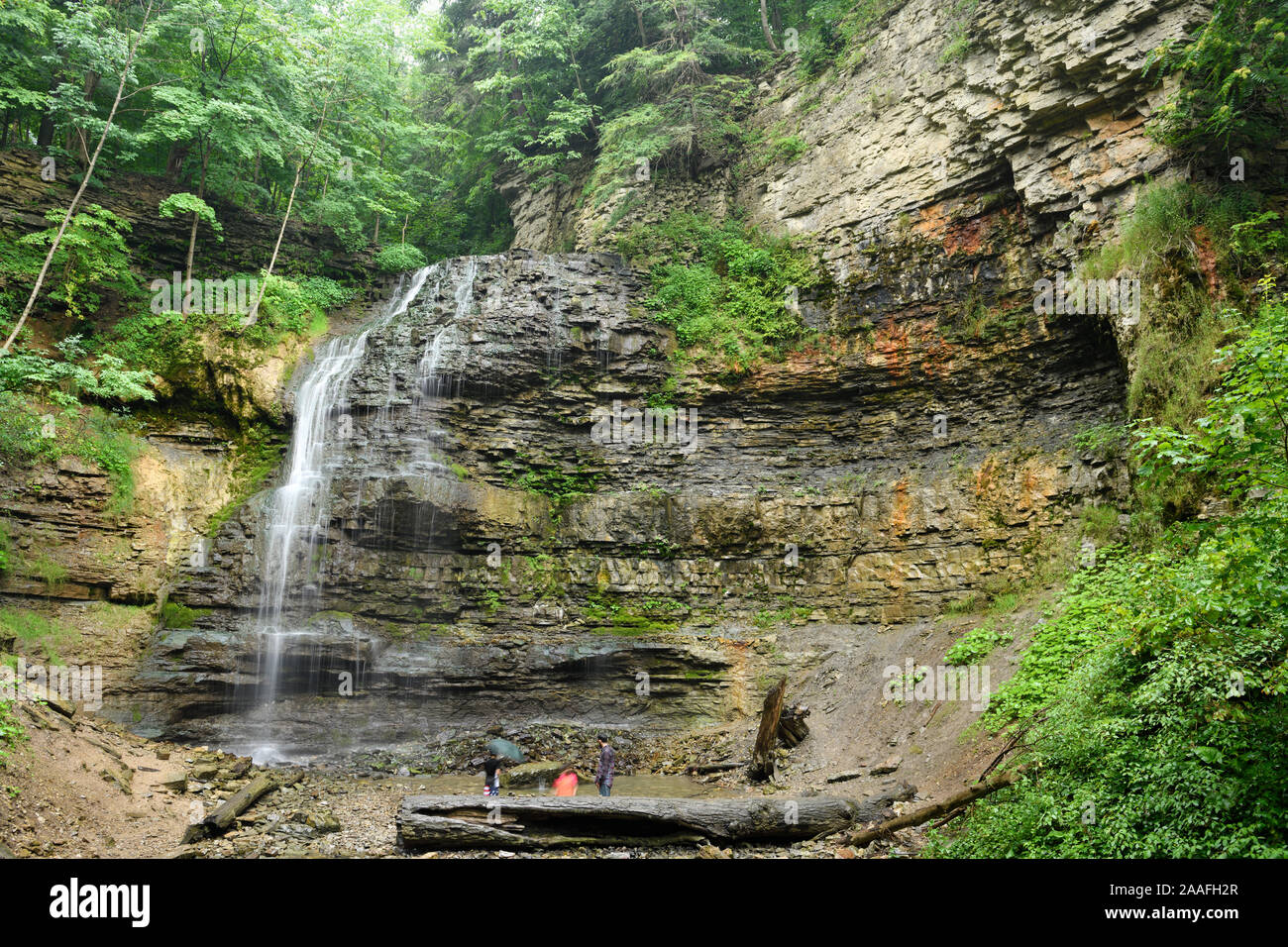 Nass Besucher zu Tiffany Wasserfälle Wasserfälle auf der Niagara Escarpment im Regen in Ancaster Ontario Kanada Stockfoto