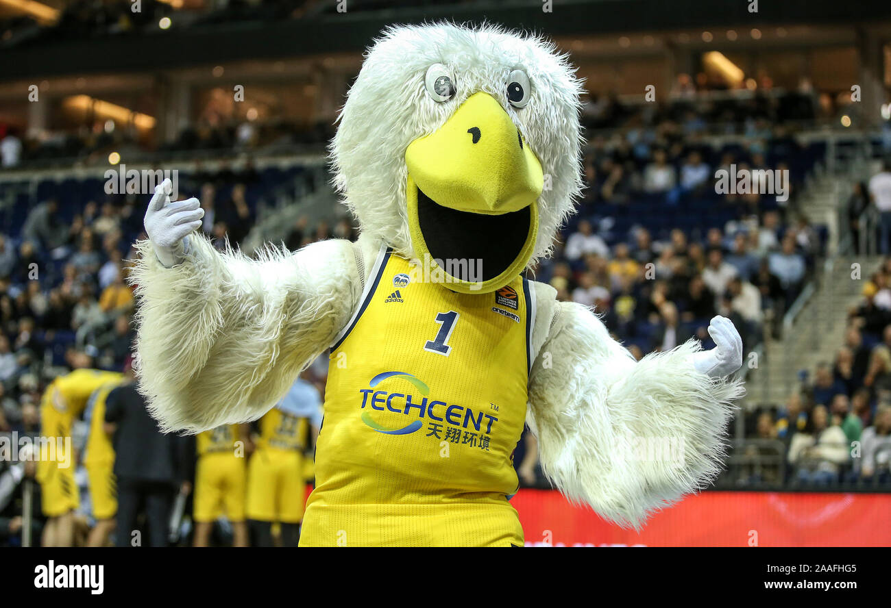 Berlin, Deutschland. Nov, 2019 21. Basketball: Euroleague Alba Berlin - Olympiakos Piräus, Hauptrunde, 10. Spieltag, Mercedes-Benz Arena. ALBA's Maskottchen Albatros Prost auf die Fans. Credit: Andreas Gora/dpa/Alamy leben Nachrichten Stockfoto