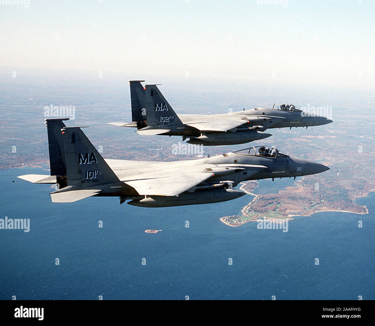 F-15 ADLER vom 102. Kampfflugzeug-Flügel der Massachusetts Air National Guard fliegen 2001 eine Kampfluftpatrouille über New York City zur Unterstützung der Operation Noble Eagle. Foto: U.S. Air Force LT. Col. Bill Ramsay Stockfoto
