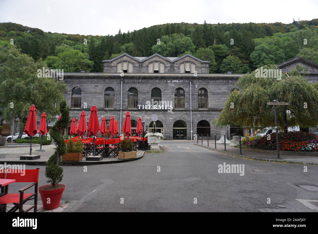 Am frühen Morgen auf den heißen Frühling Gebäude und Plaza Resort im Massif Central, Frankreich Stockfoto