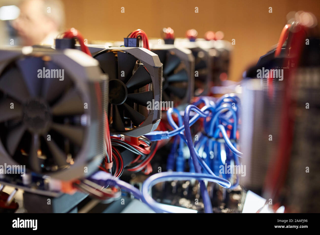 Cryptocurrency Mining Equipment - viele GPU-Karten auf Mainboard Stockfoto