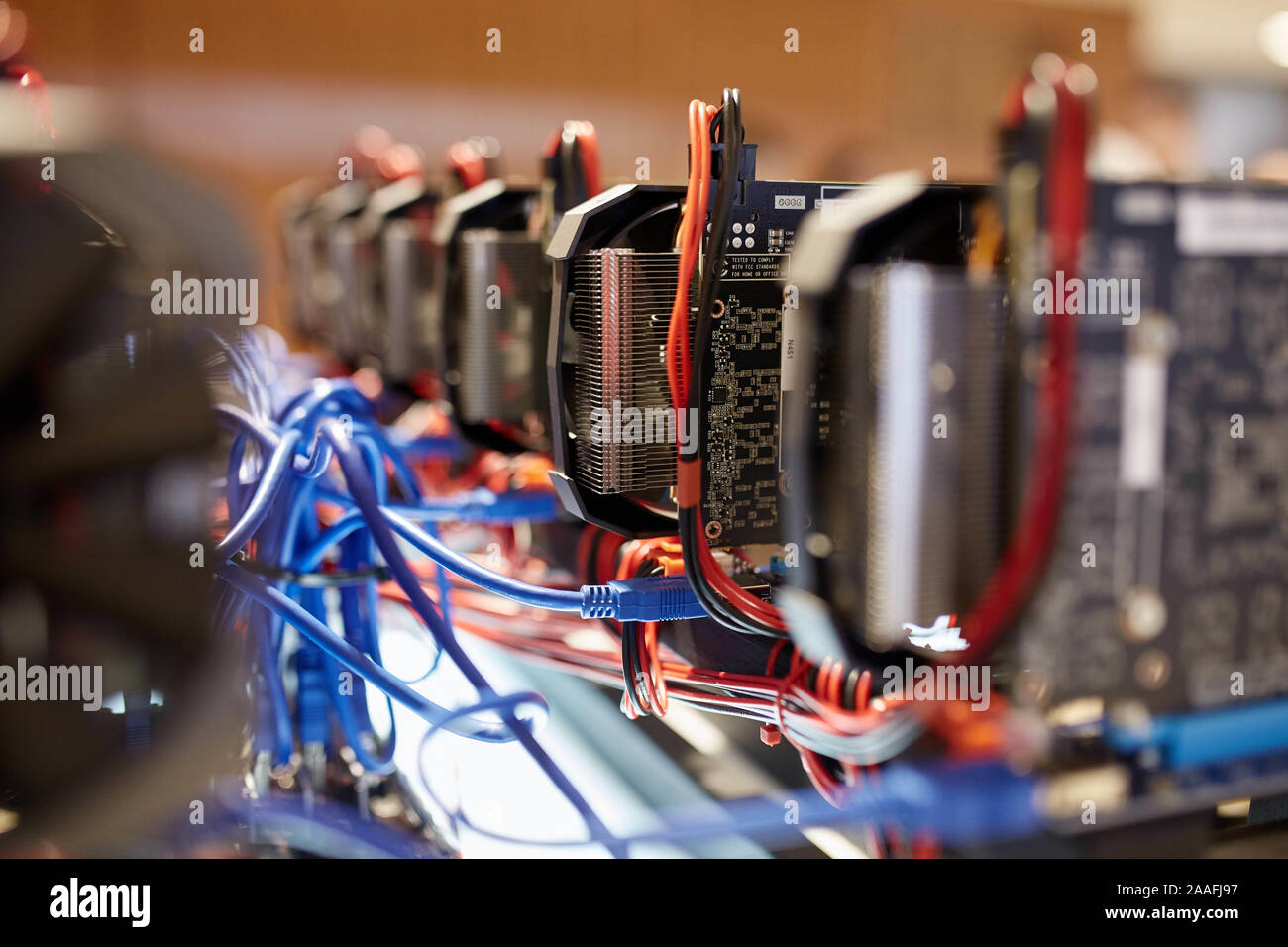Cryptocurrency Mining Equipment - viele GPU-Karten auf Mainboard Stockfoto