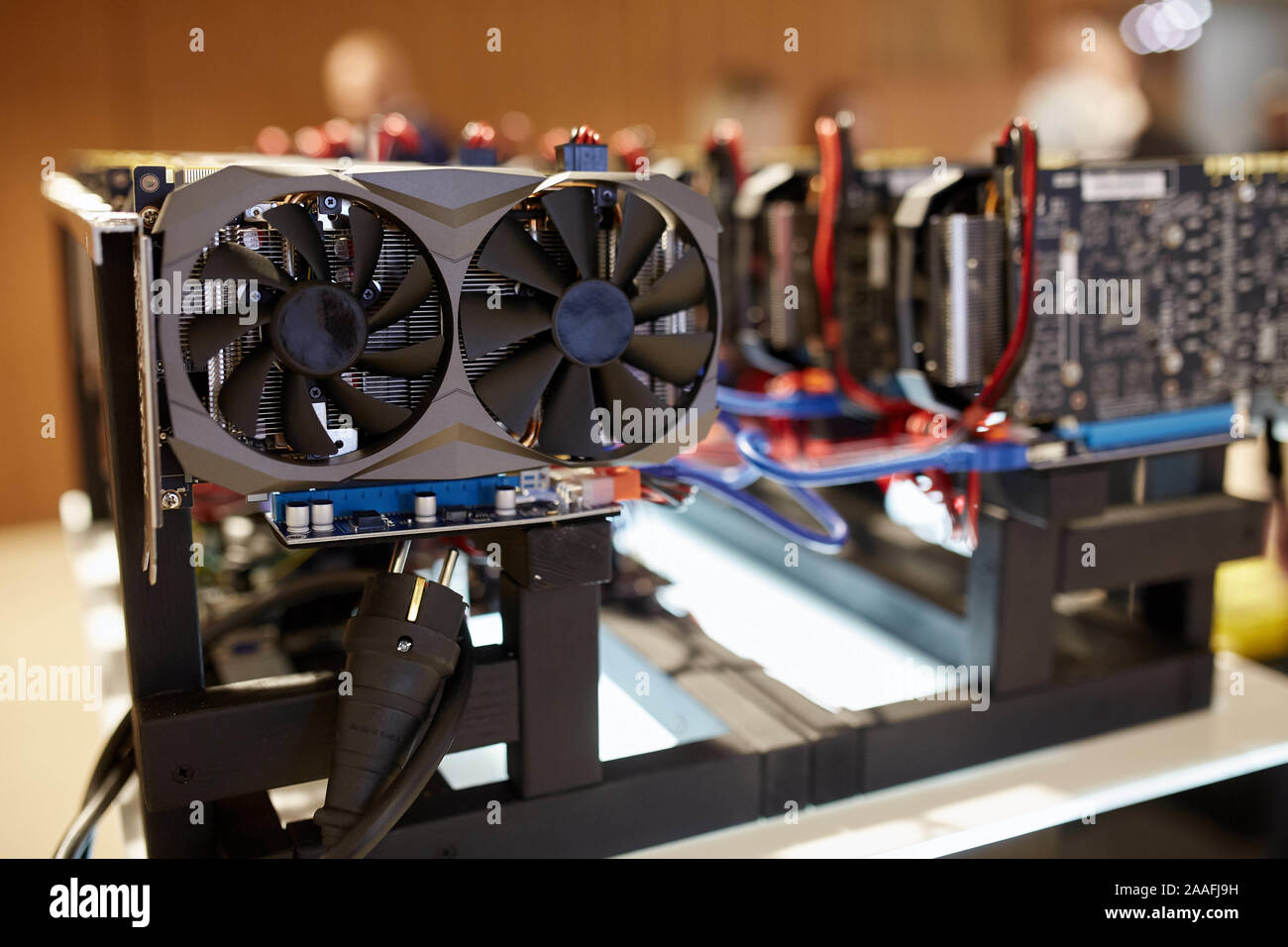Cryptocurrency Mining Equipment - viele GPU-Karten auf Mainboard Stockfoto