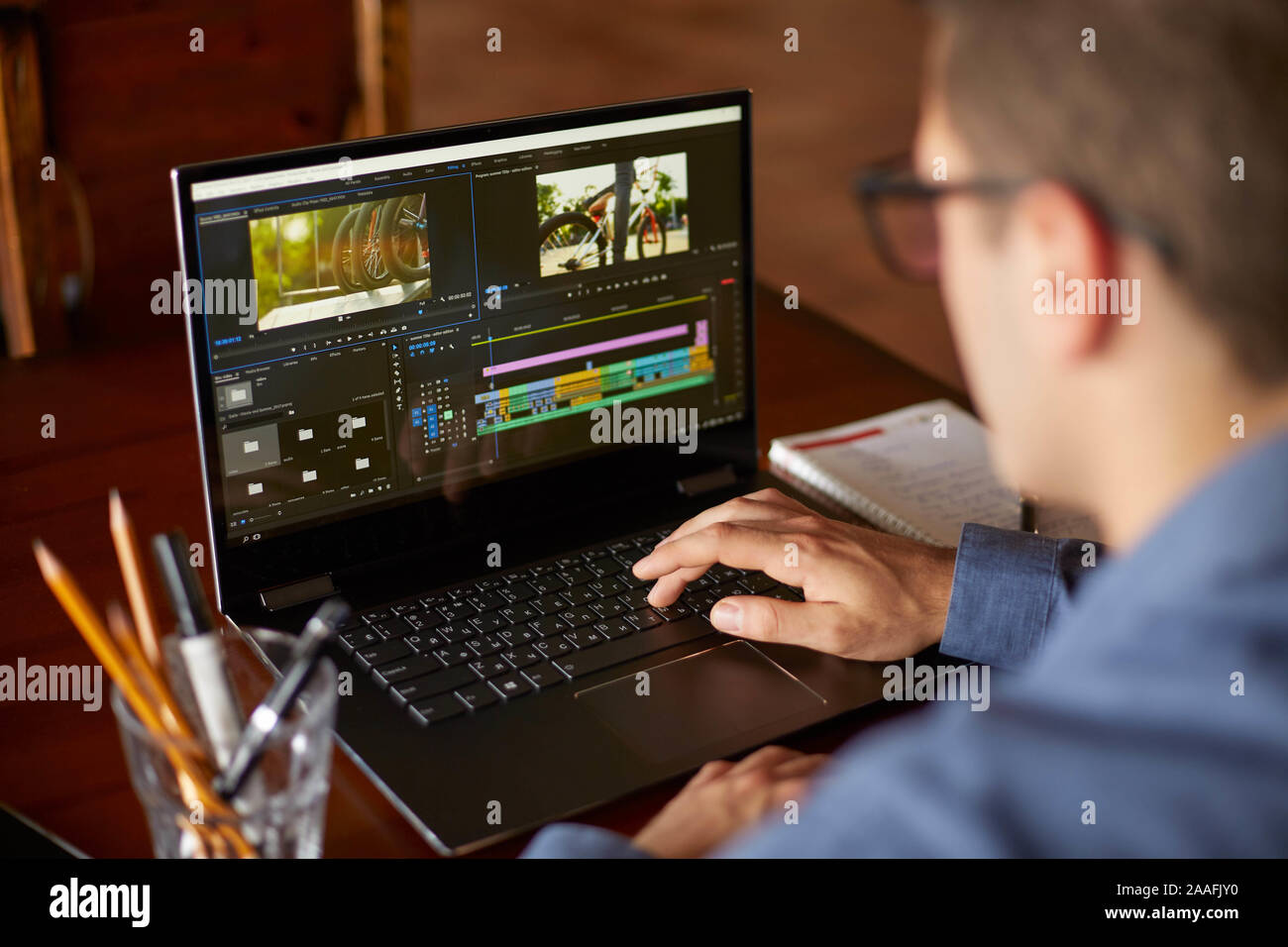 Freelancer video editor arbeitet am Laptop mit Videobearbeitung Software. Videographer vlogger oder Blogger Kameramann bei der Arbeit bearbeiten vlog Stockfoto