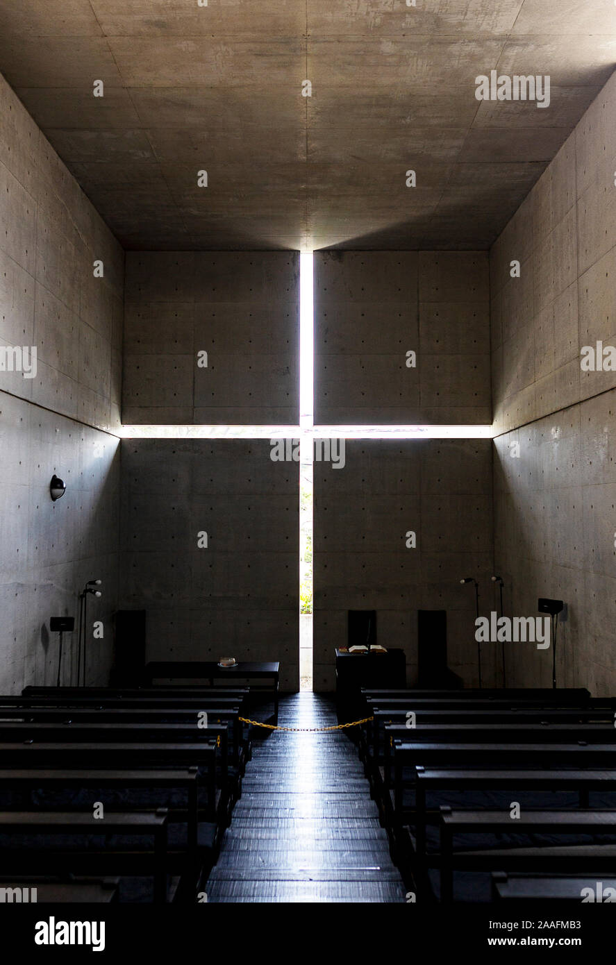 OSAKA, Japan - 11 November, 2019: Innenraum der Kirche des Lichts - Ibaraki Kasugaoka Kirche. Von Tadao Ando entworfen. Stockfoto