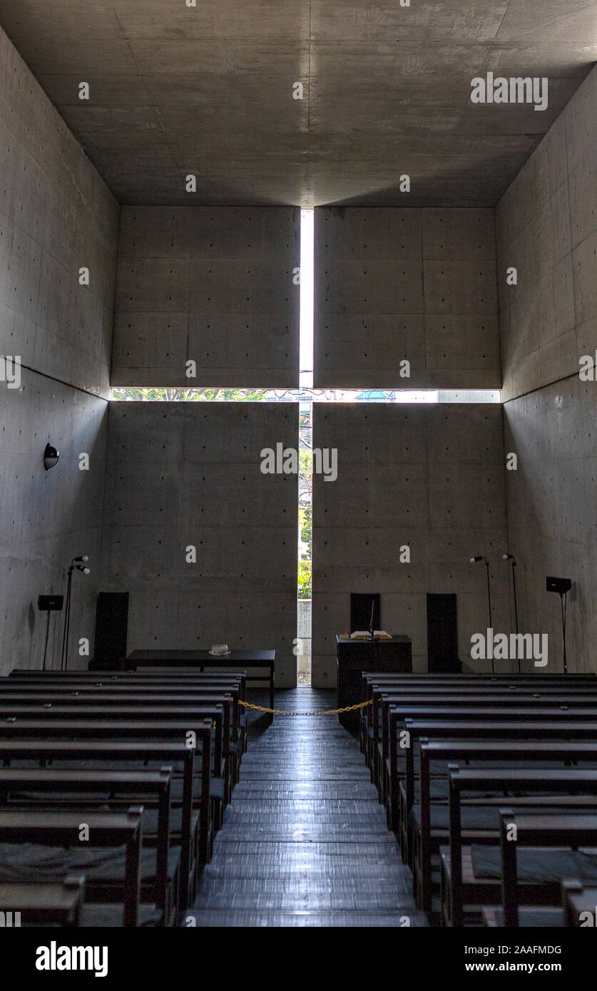OSAKA, Japan - 11 November, 2019: Innenraum der Kirche des Lichts - Ibaraki Kasugaoka Kirche. Von Tadao Ando entworfen. Stockfoto