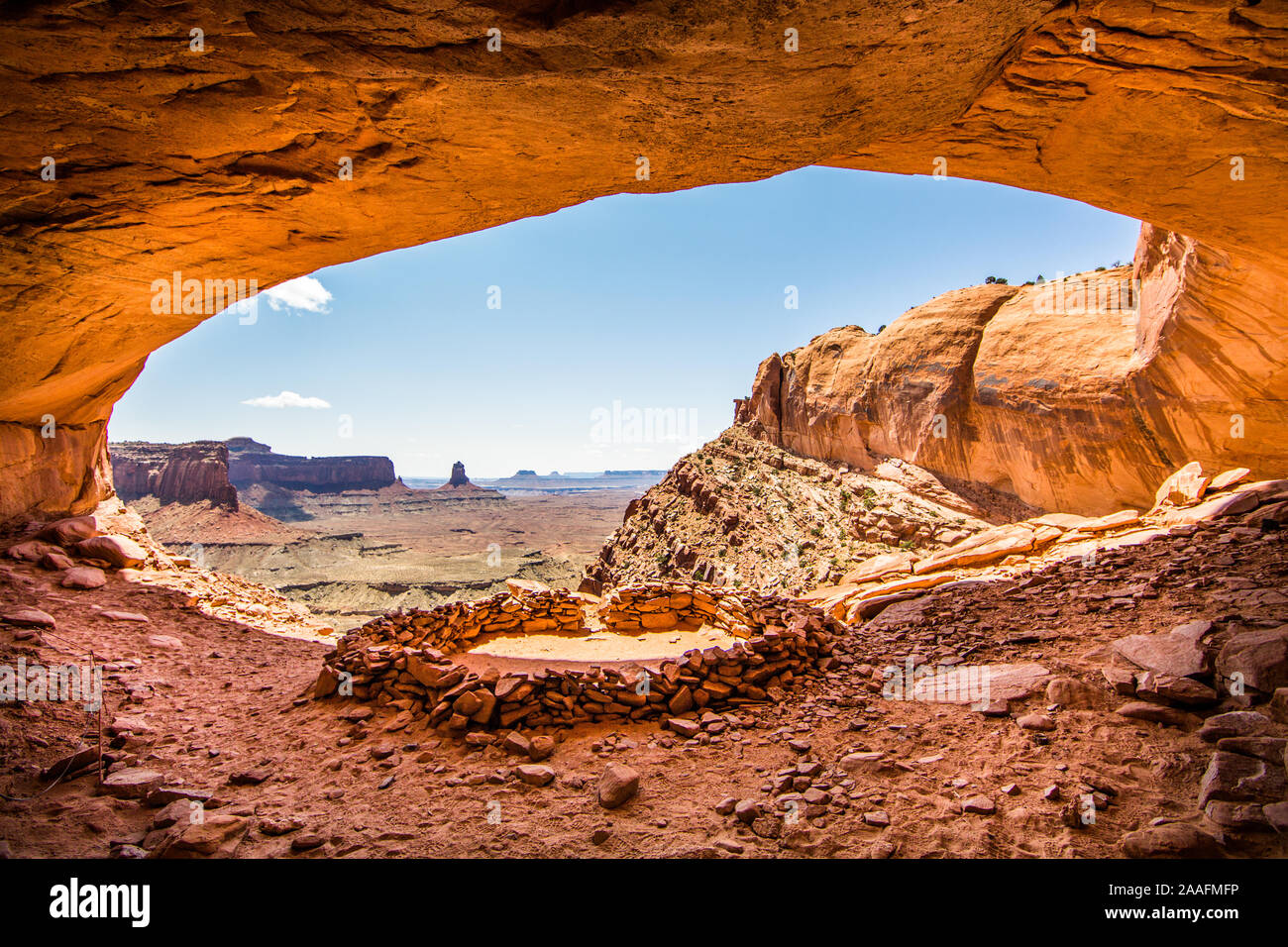Alkoven oder Höhle in den Sandstein des Canyonlands National Park in Utah. Im Inneren befindet sich eine falsche Kiva, oder Ring der Felsen, sieht ähnlich aus wie die Basis einer kiv Stockfoto