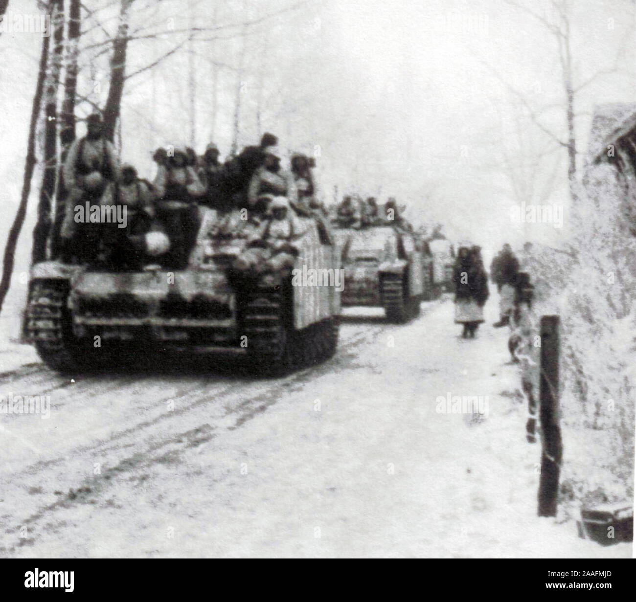 Deutsche Soldaten reiten im Winter 1944/45 an der Ostfront auf Sturmschütz. 2. Weltkrieg s/w Foto deutscher Herkunft Stockfoto