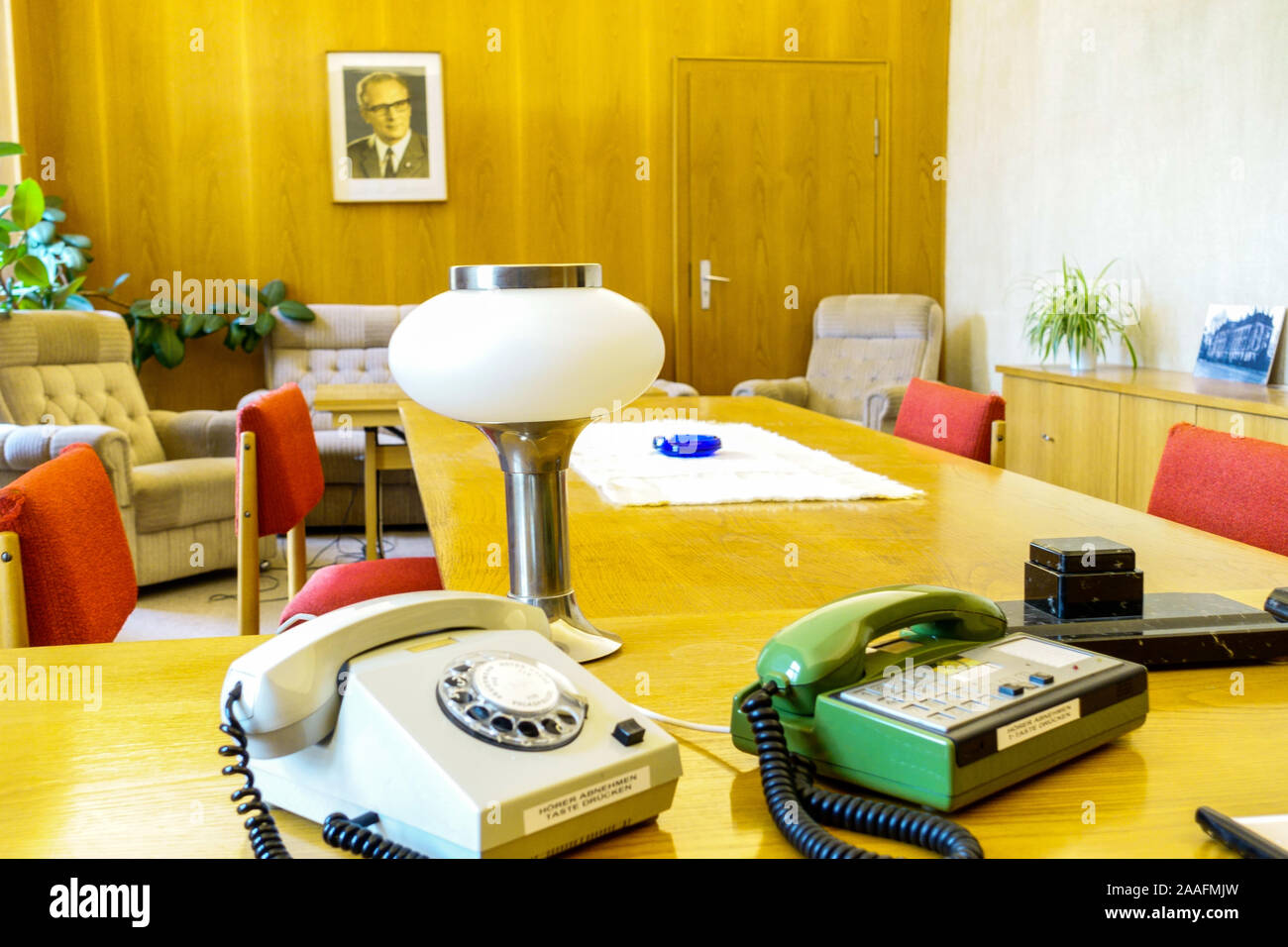 Stasi Museum Memorial, ein ehemaliges Stasi-Untersuchungsgefängnis in Dresden, Stasi-Büroraum Erich Honecker an der Mauer Sachsen Ostdeutschland Kommunismus Stockfoto