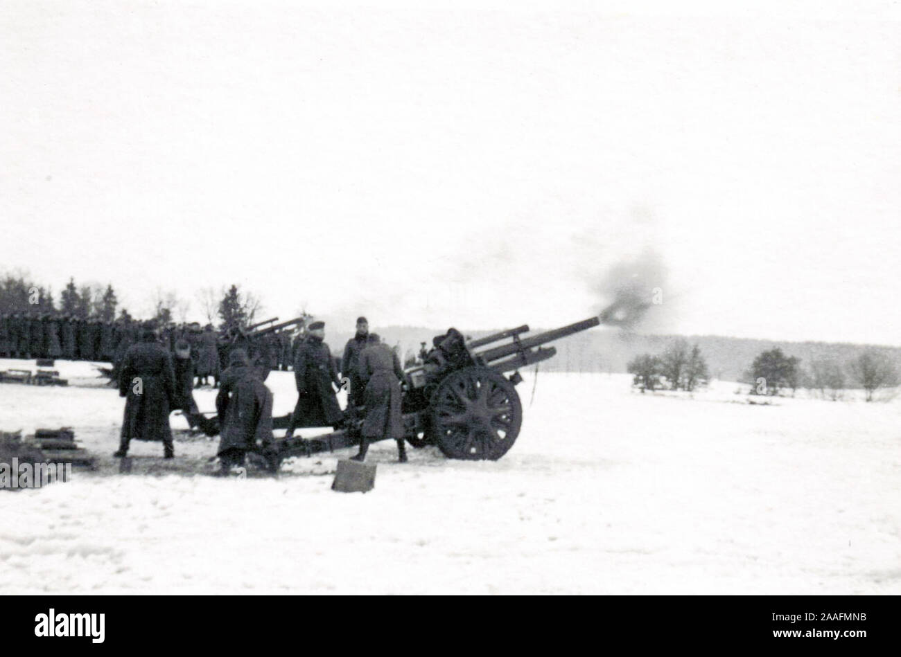 World war Two B&W Foto . Wehrmachtssoldaten mit einem Howitzer LFH18 das ist ein privates Foto, das während einer Feuerübung in Deutschland 1940 gemacht wurde Stockfoto