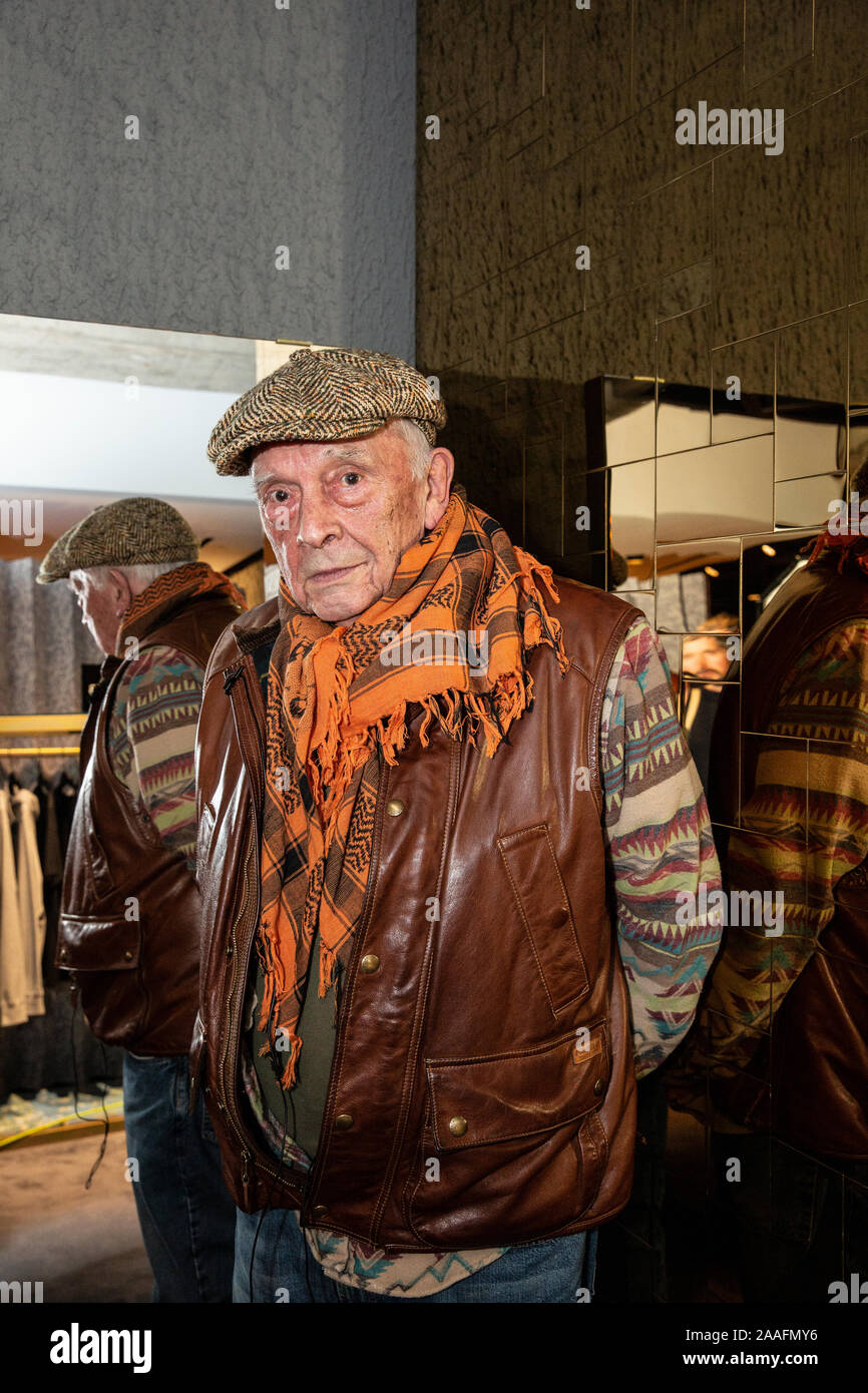 London, Großbritannien. Nov, 2019 21. David Bailey fotografiert auf einer Veranstaltung seine Arbeit auf einem riesigen elektrische Anzeigentafel in der Oxford Street als Teil eines Kunstprojekts zu fördern. Foto: JEFF GILBERT 21 November 2019 Credit: Jeff Gilbert/Alamy leben Nachrichten Stockfoto