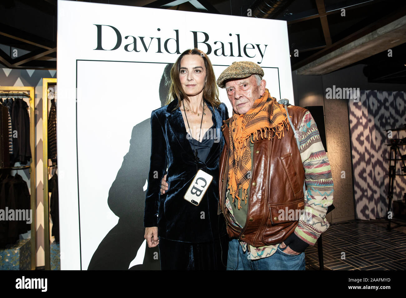 London, Großbritannien. Nov, 2019 21. David Bailey fotografiert mit Frau Catherine Dyer an einem Fall seine Arbeit auf einem riesigen elektrische Anzeigentafel in der Oxford Street als Teil eines Kunstprojekts zu fördern. Foto: JEFF GILBERT 21 November 2019 Credit: Jeff Gilbert/Alamy leben Nachrichten Stockfoto