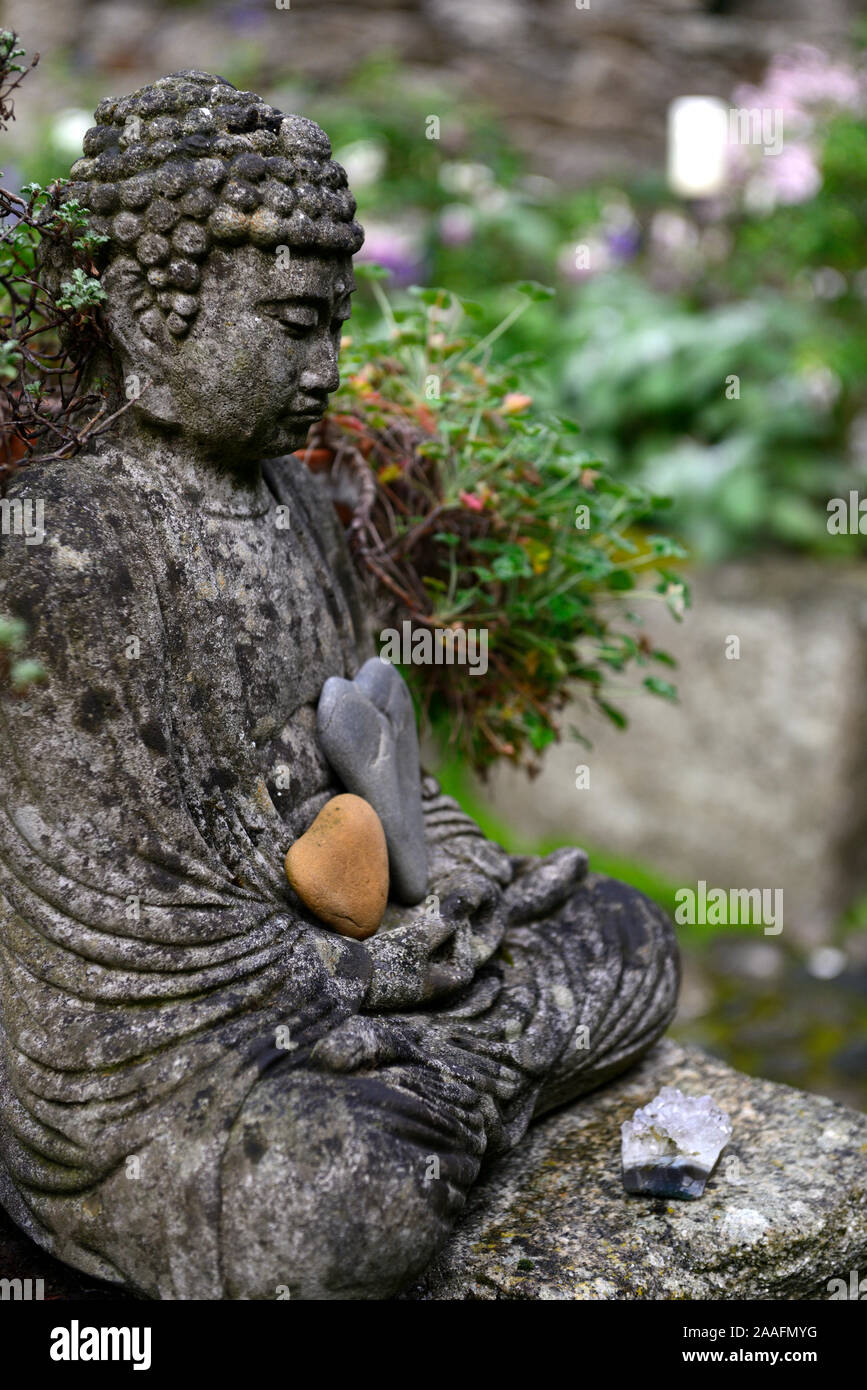 Buddha Statue, betrachten, Liebe, herzförmigen Stein, Token, Ruhe, Frieden, friedlich, Garten Dekoration, Garten, Funktion, Zen-Garten, RM Floral Stockfoto