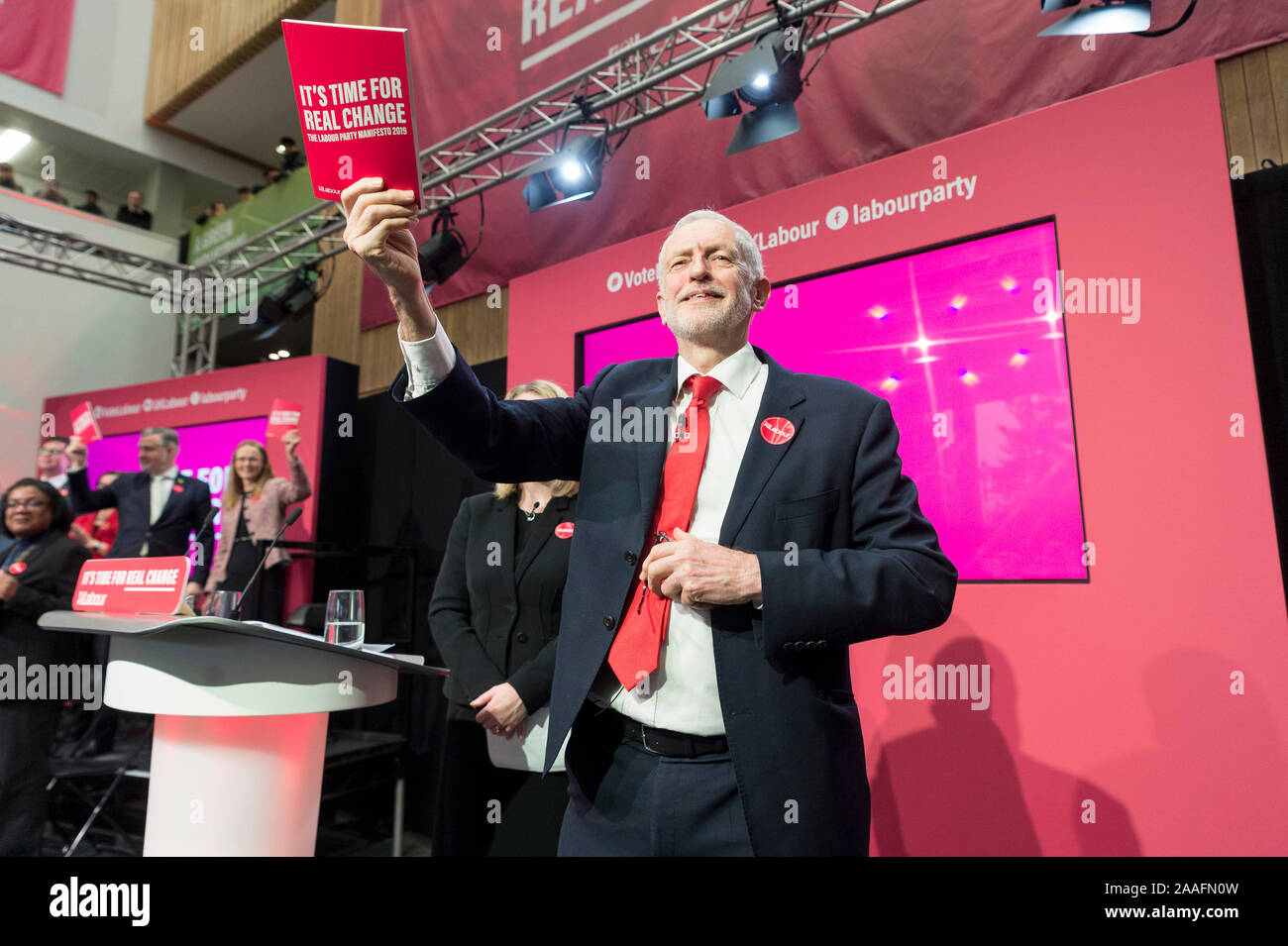 Birmingham, Großbritannien. Nov, 2019 21. Britische Labour Party leader Jeremy Corbyn (Vorne) hält eine Kopie der Wahlprogramm der Partei während ihrer Einführung in Birmingham, Großbritannien, an November 21, 2019. Das Vereinigte Königreich (UK) oppositionellen Labour Party startete sein Wahlprogramm am Donnerstag, die verspricht, dafür zu sorgen, dass Besserverdienende mehr Steuern zahlen und eine neue zweite Häuser Steuer einführen. Credit: Ray Tang/Xinhua/Alamy leben Nachrichten Stockfoto